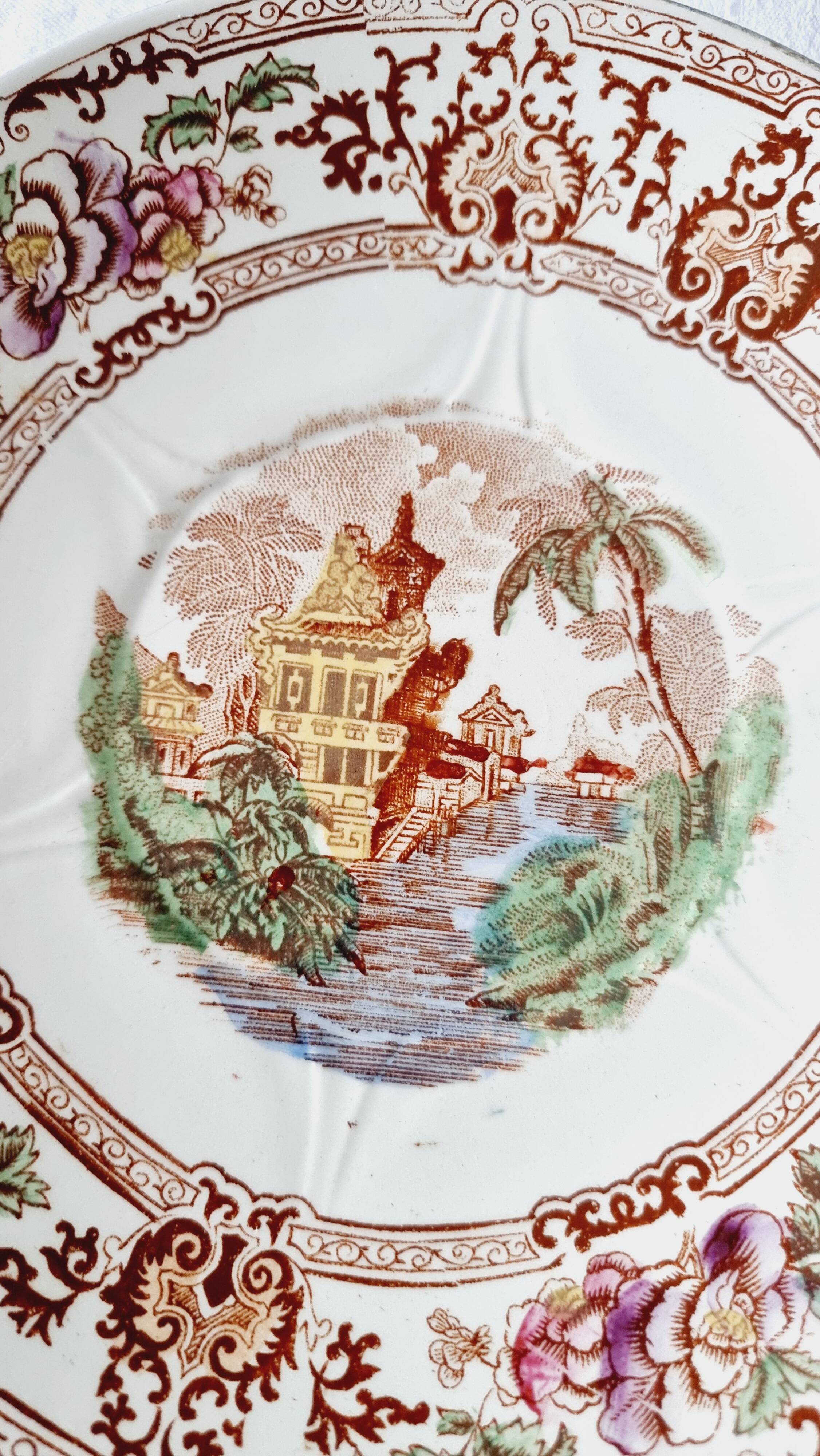 Set of 5 Longwy Cyprus dessert plates, 19th century, with oriental decoration.