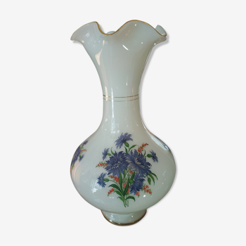 Vase en verre blanc à décor de fleurs bleues