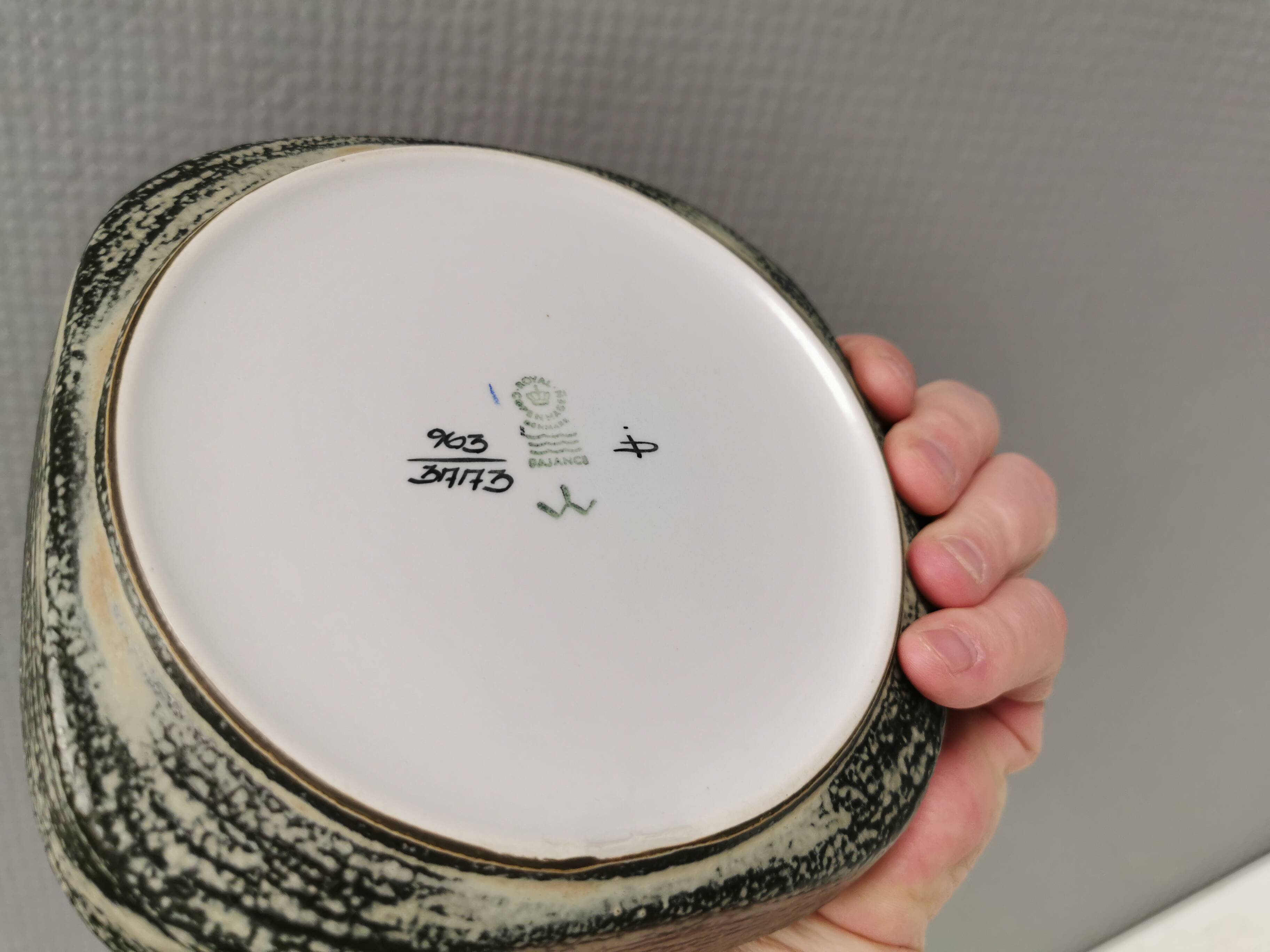 Plat en faïence céramique conçu par Ivan Weiss pour Royal Copenhagen Danemark.