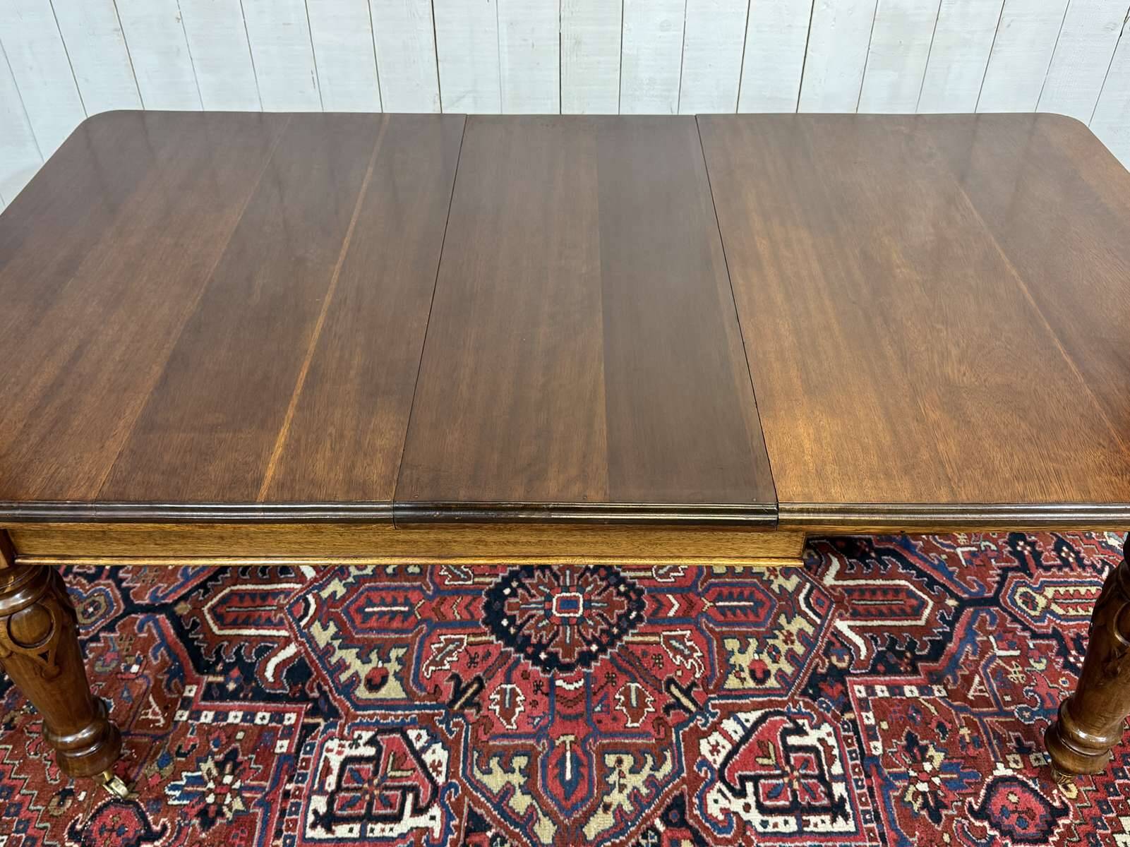 Victorian-style mahogany English table with 3 extensions.