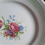 Assiettes plates anciennes dépareillées en faïence accompagnées d'un plat creux