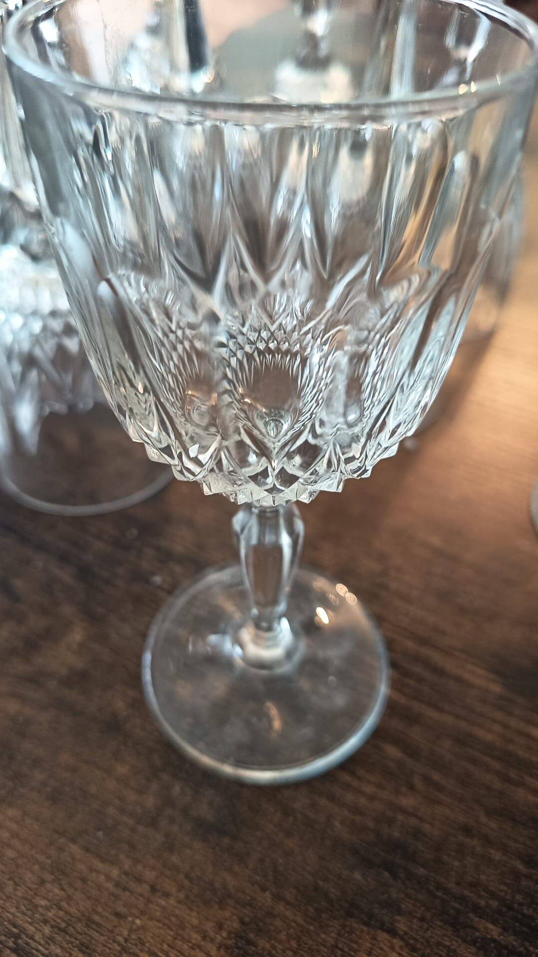 Ensemble de neuf verres a vin en cristal taillé vintage