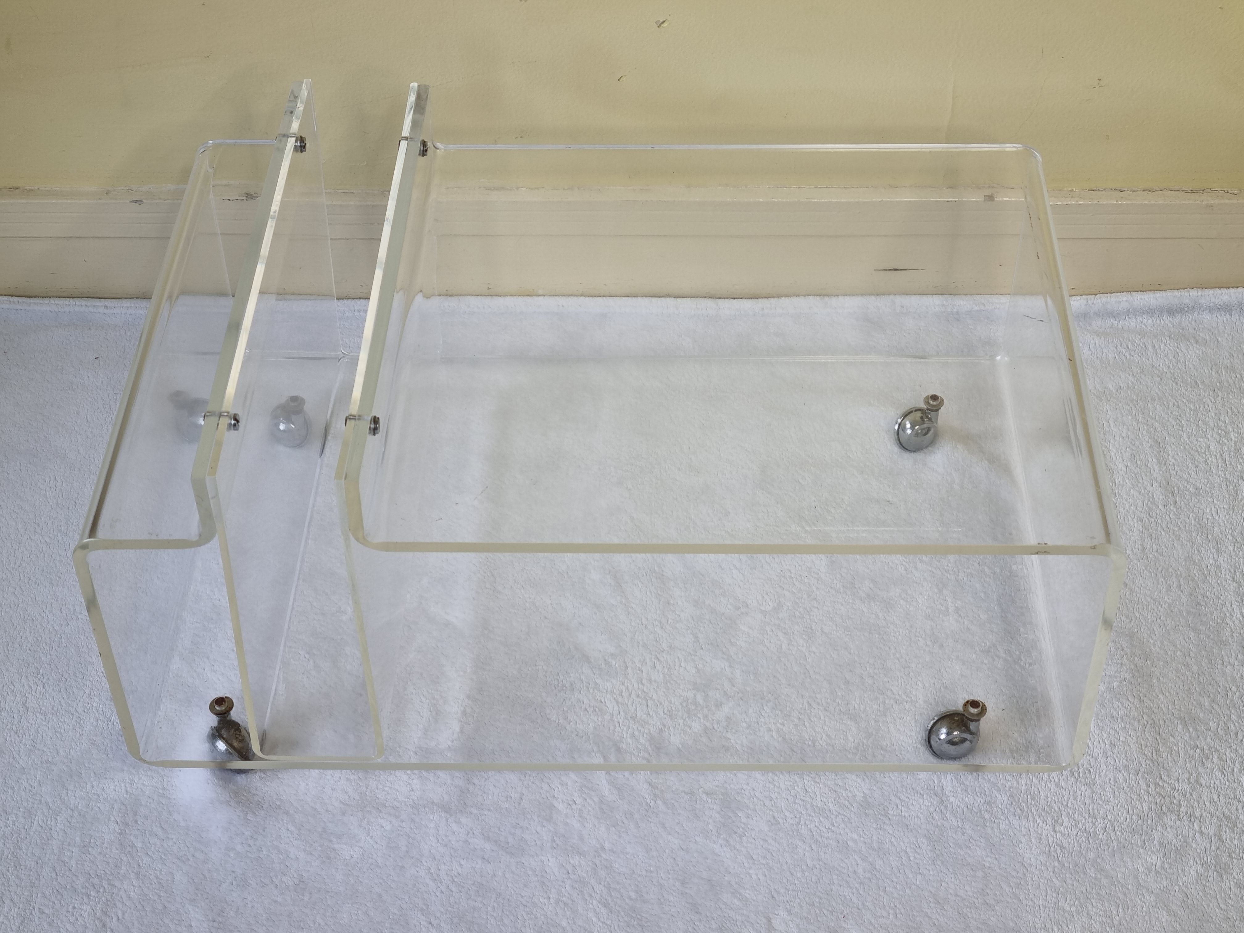 Table basse et porte revue en plexiglas vintage, années 70