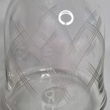 Carafe en verre taillé, motif entrecroisé, hauteur 22 cm, numérotée sous la base