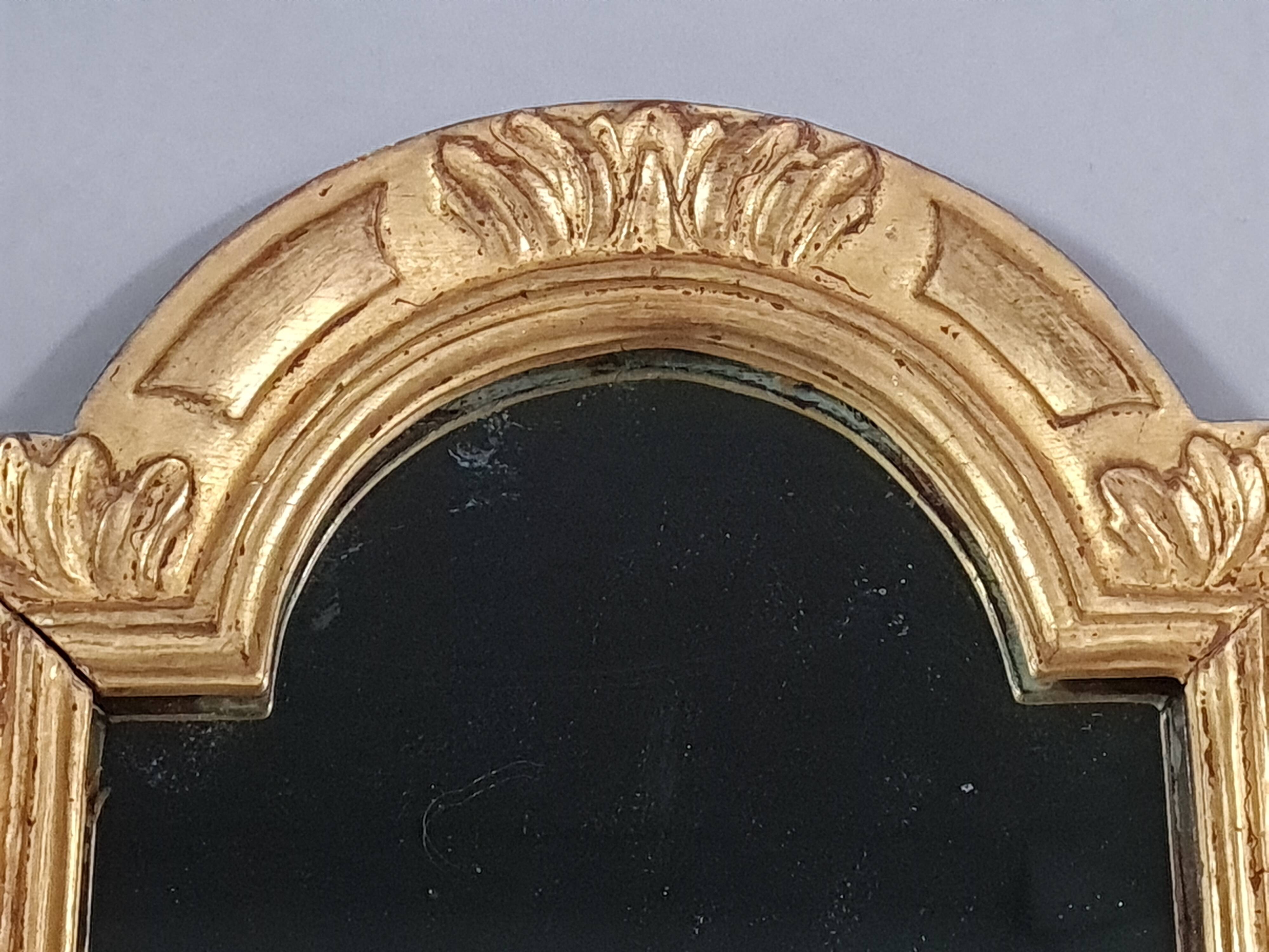 Antique mirror with hat-shaped frame, carved and gilded wood, 46x32 cm D011