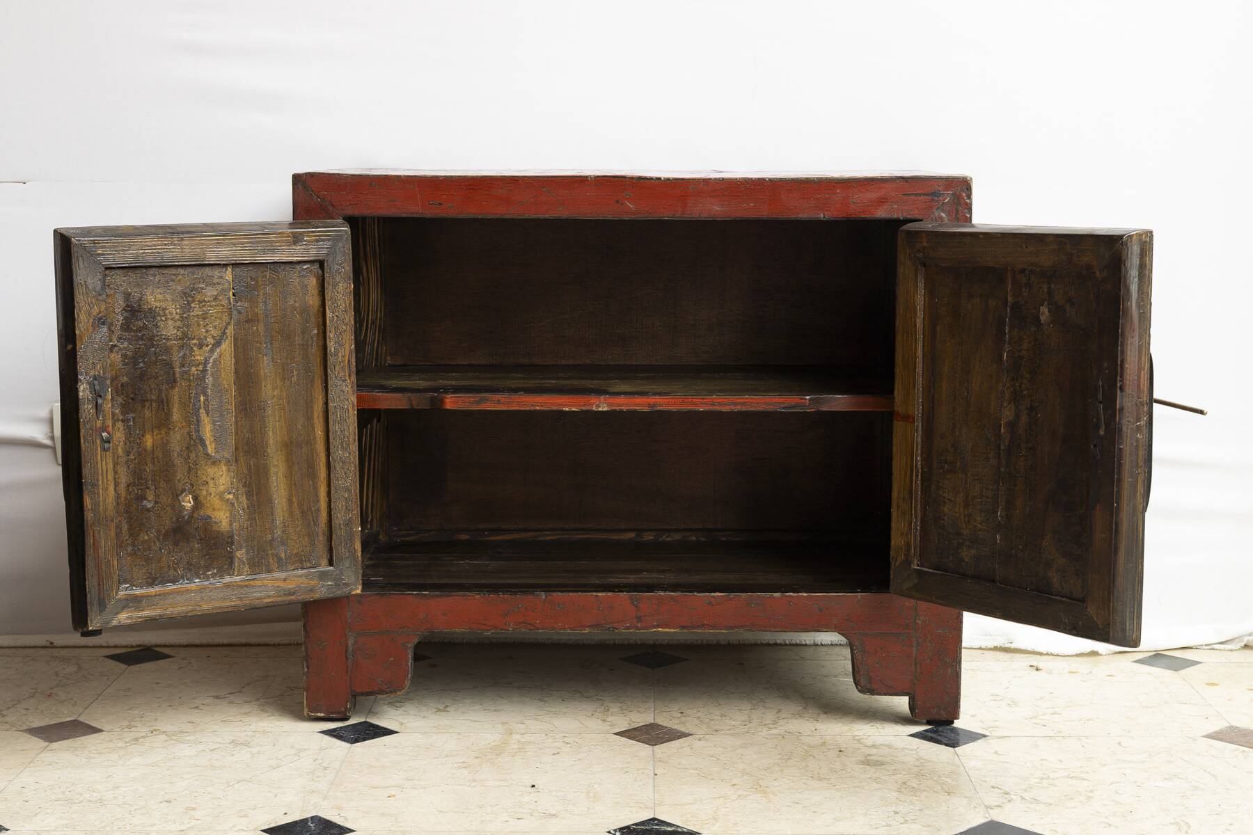 Petit cabinet en orme laqué rouge