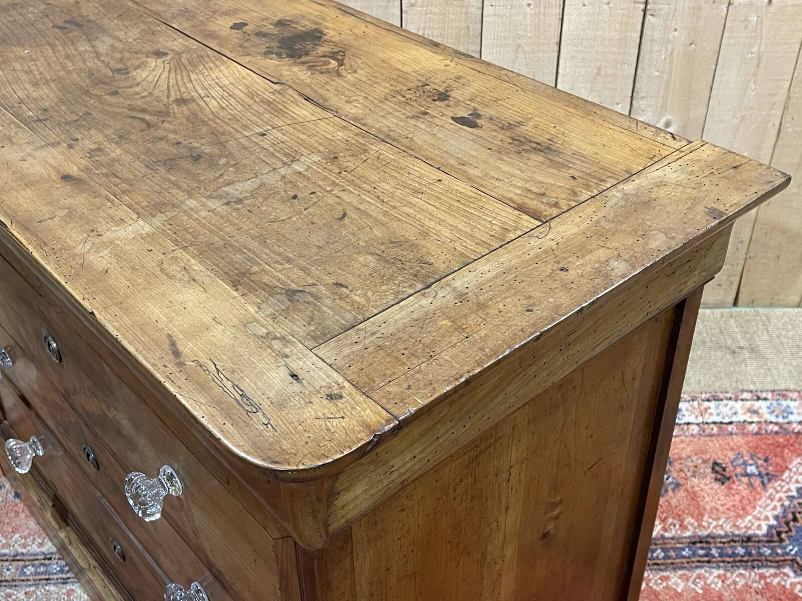 Louis Philippe chest of drawers with 5 drawers from the 19th century in cherry wood with glass knobs