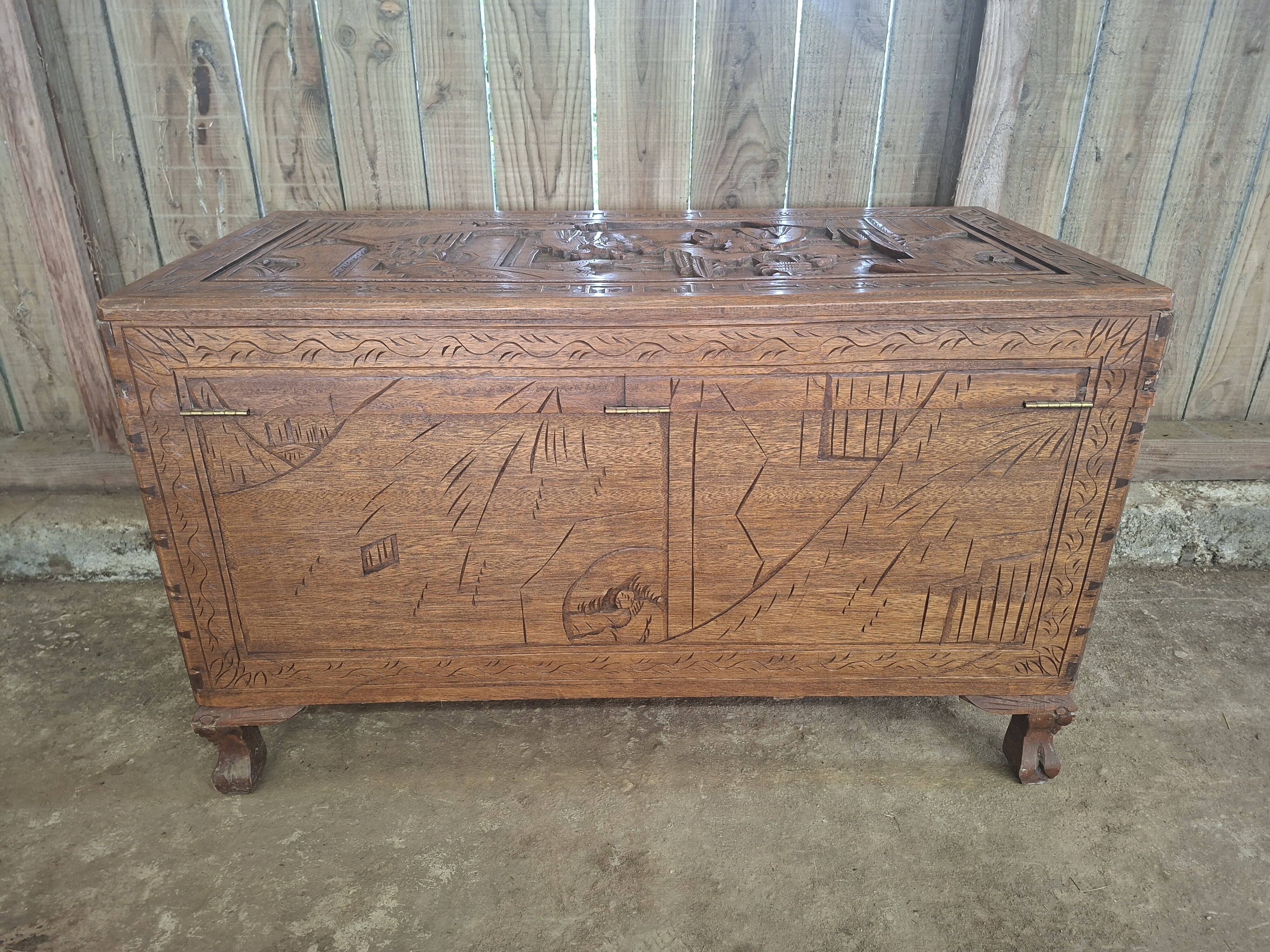 Asian chest from the 20th century made of camphor wood (omb)