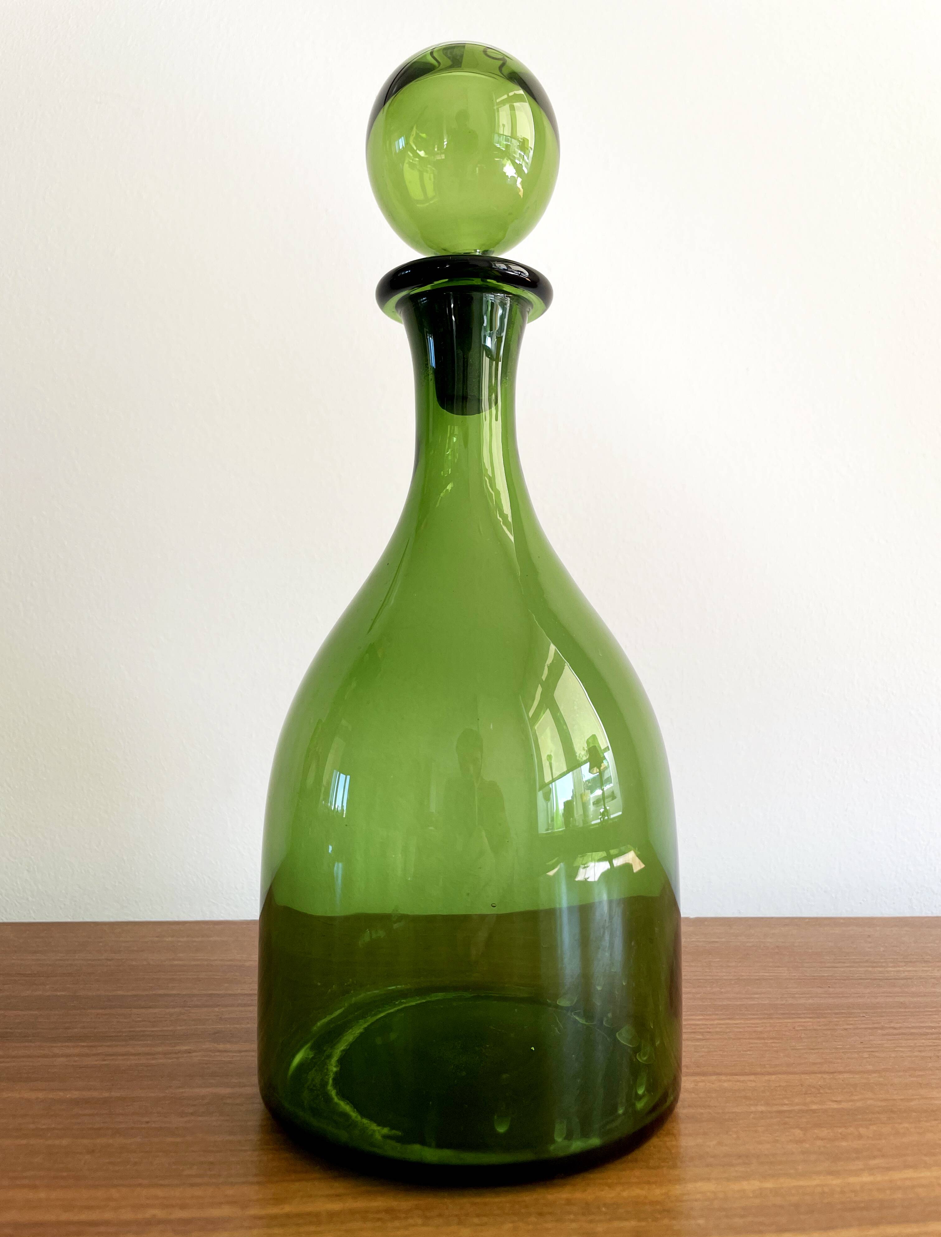 Bouteille à carafe en verre vert avec bouchon rond dans le style du verre Blenko ou Empoli