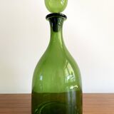 Bouteille à carafe en verre vert avec bouchon rond dans le style du verre Blenko ou Empoli
