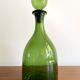 Bouteille à carafe en verre vert avec bouchon rond dans le style du verre Blenko ou Empoli