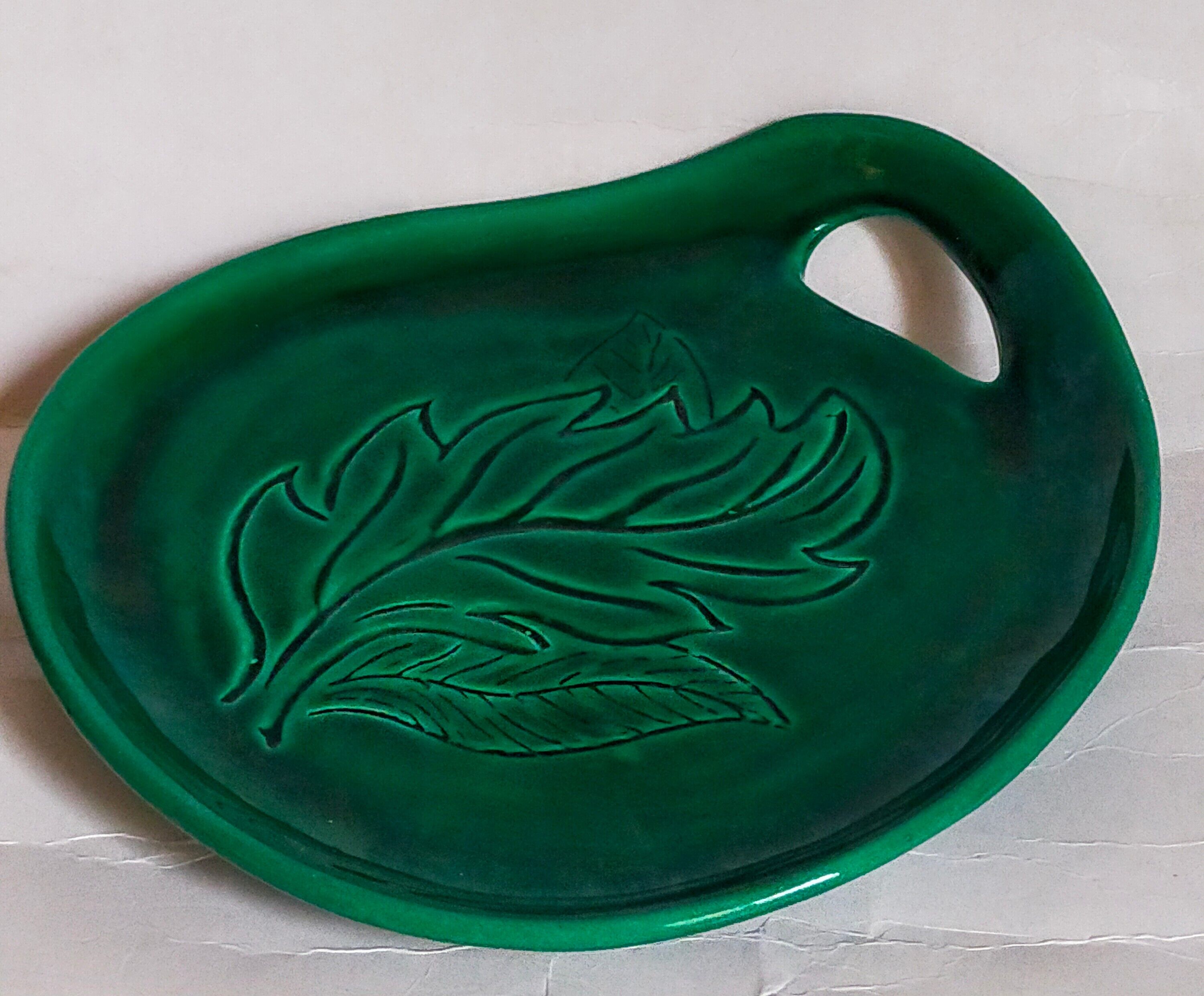 Free-form presentation dish Green Slurry 50s