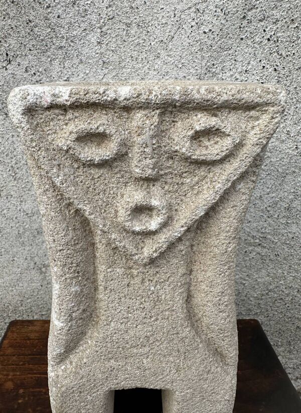 Lampe de table en pierre anthropomorphe brutaliser par Albert Tormos