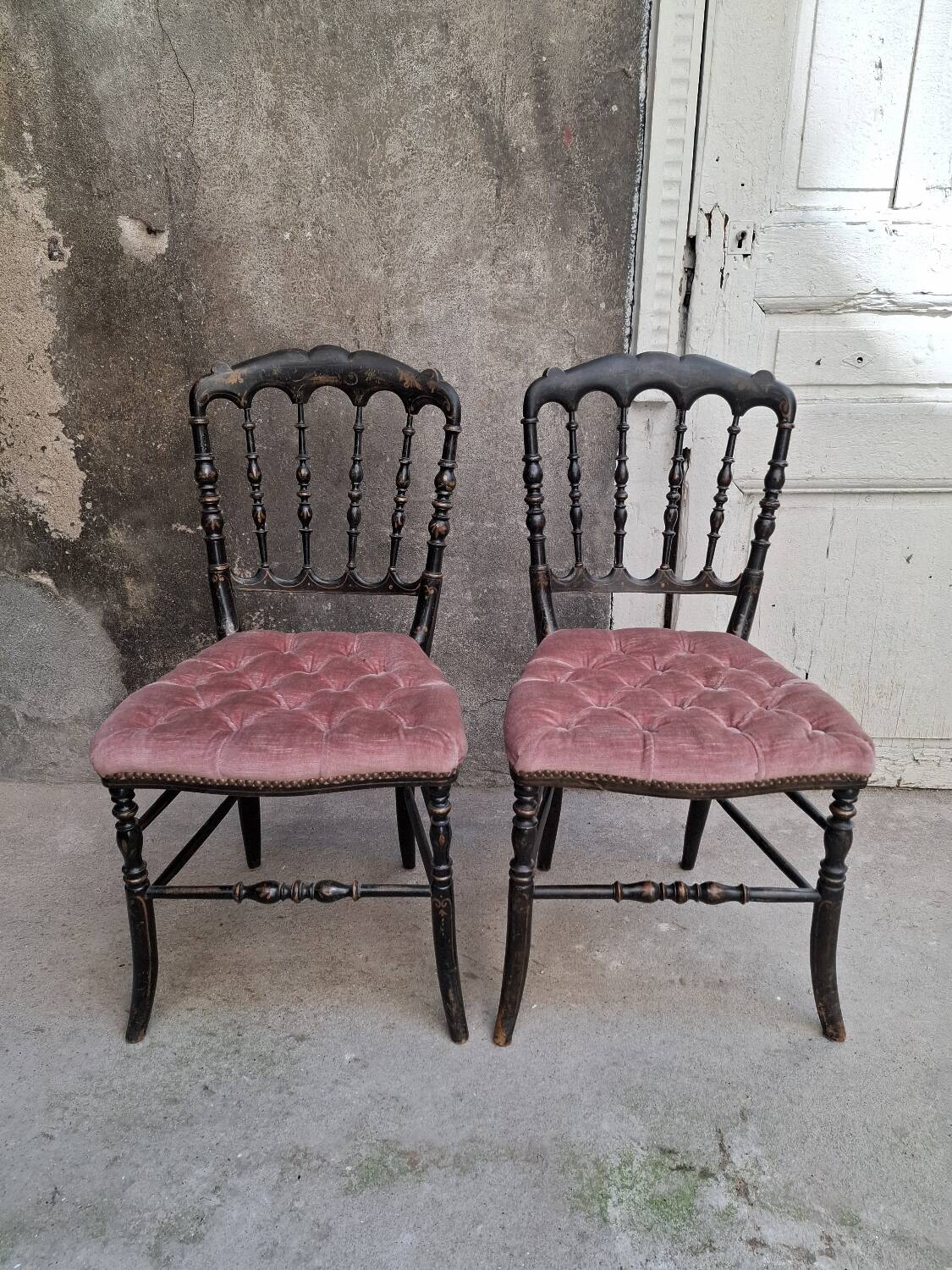 Paire de chaises Napoléon III noir et velours rose