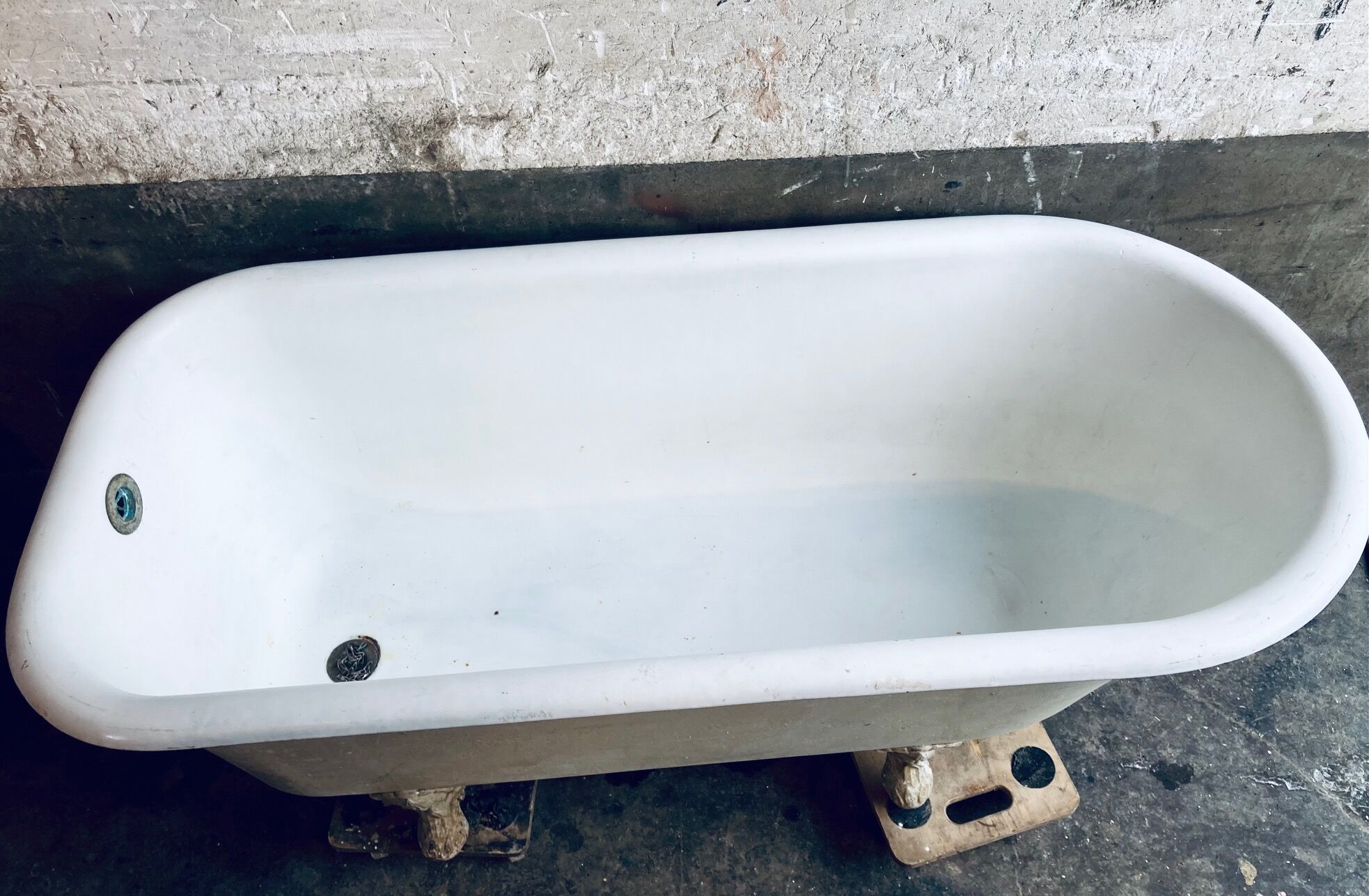 Cast iron bathtub eagle's feet