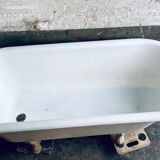 Cast iron bathtub eagle's feet