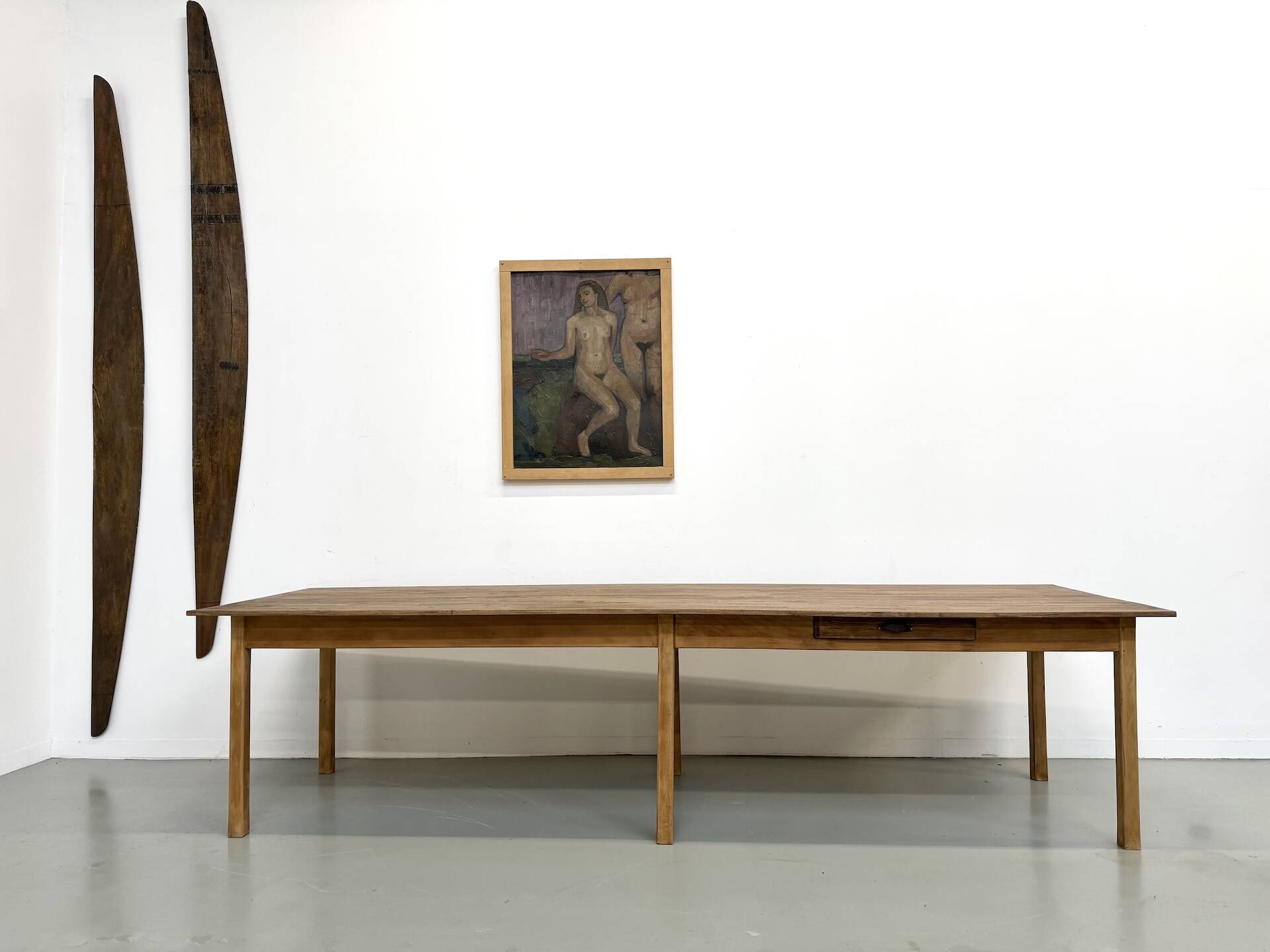 XXL table with 6 legs made of solid pine and rubberwood.