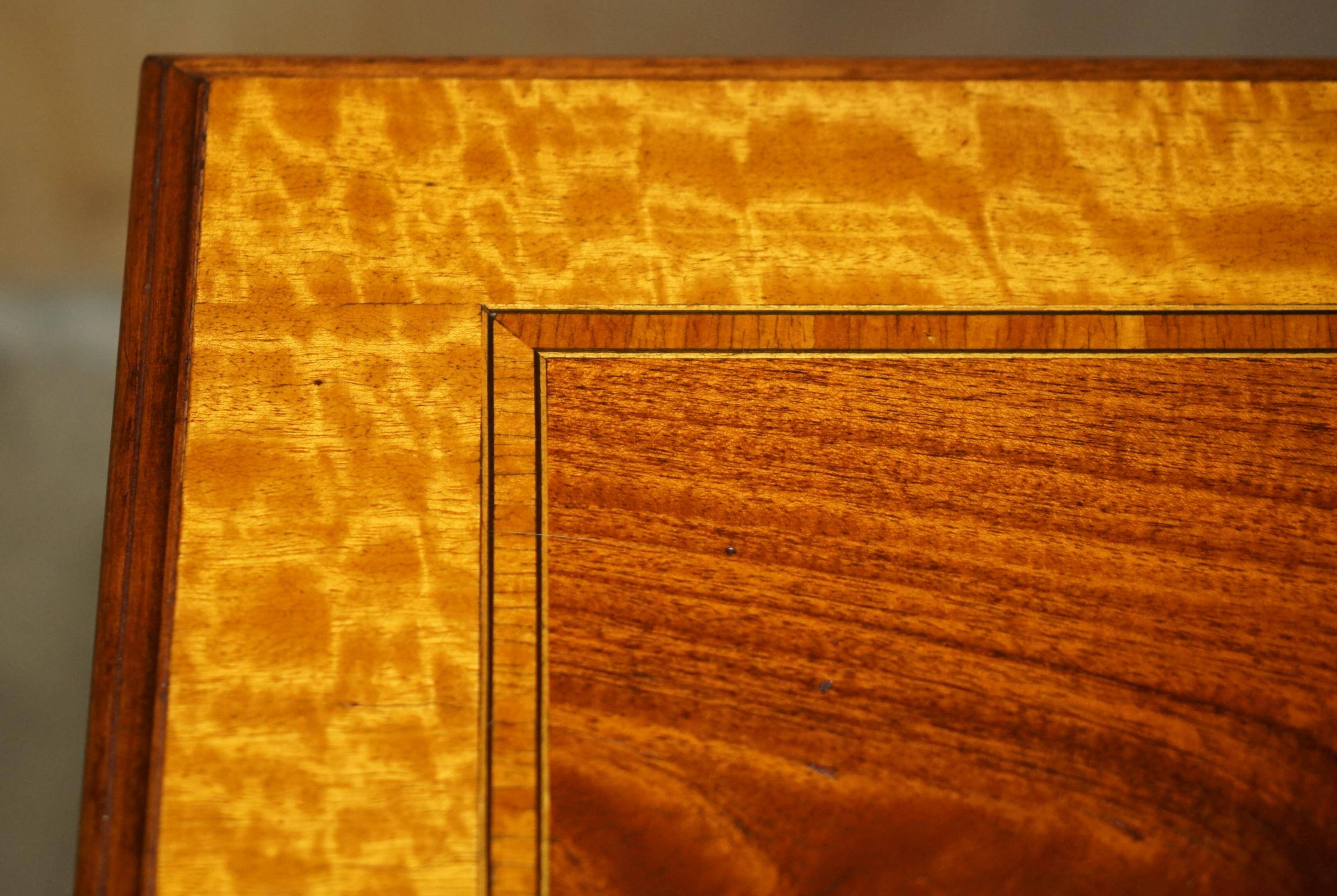 Table bibliothèque tournante Sheraton Revival en noyer et bois de satin