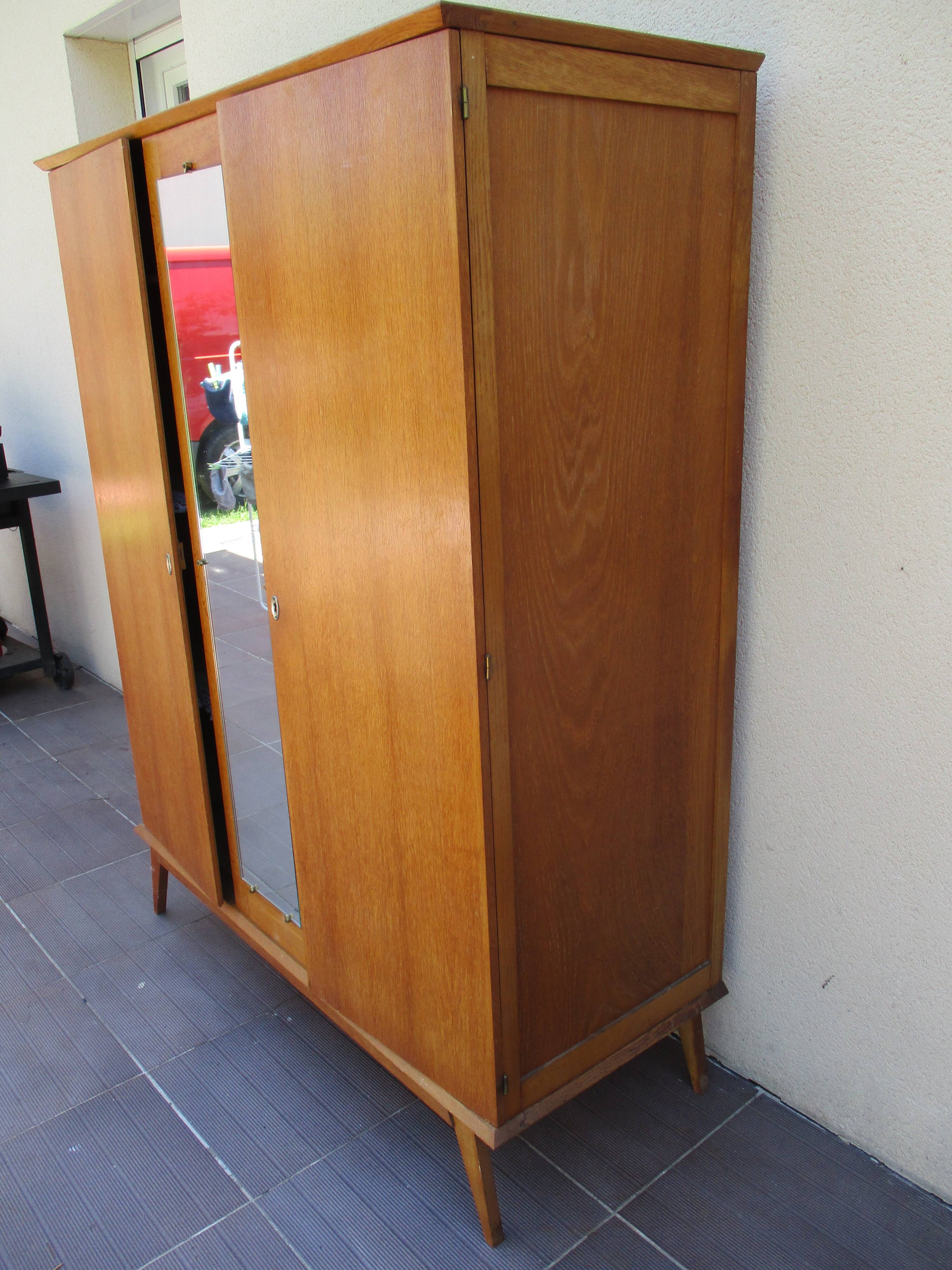 Closet shelf closet vintage year 50 to 60 feet compass