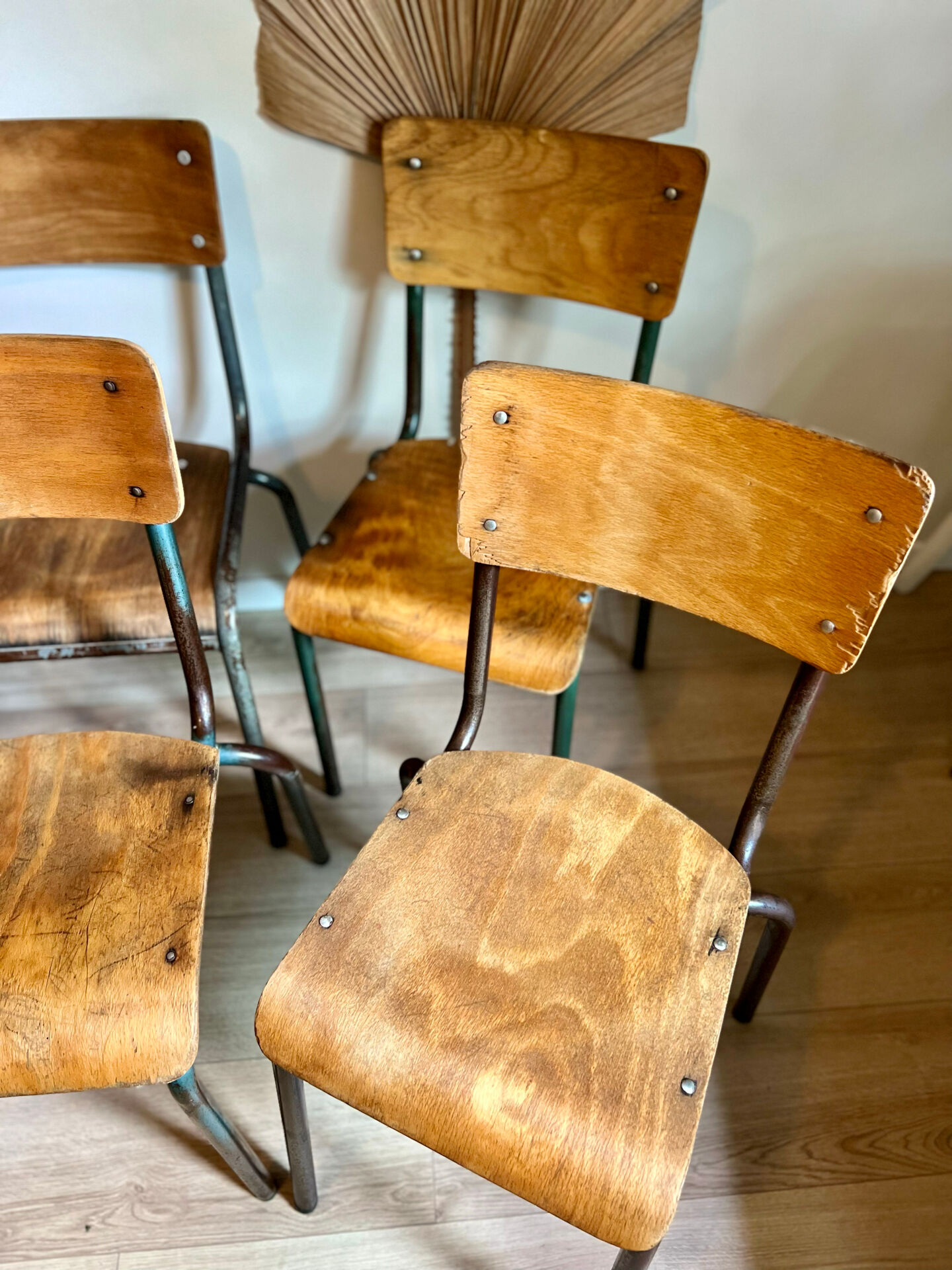 Lot de 6 chaises d’école rénovées 