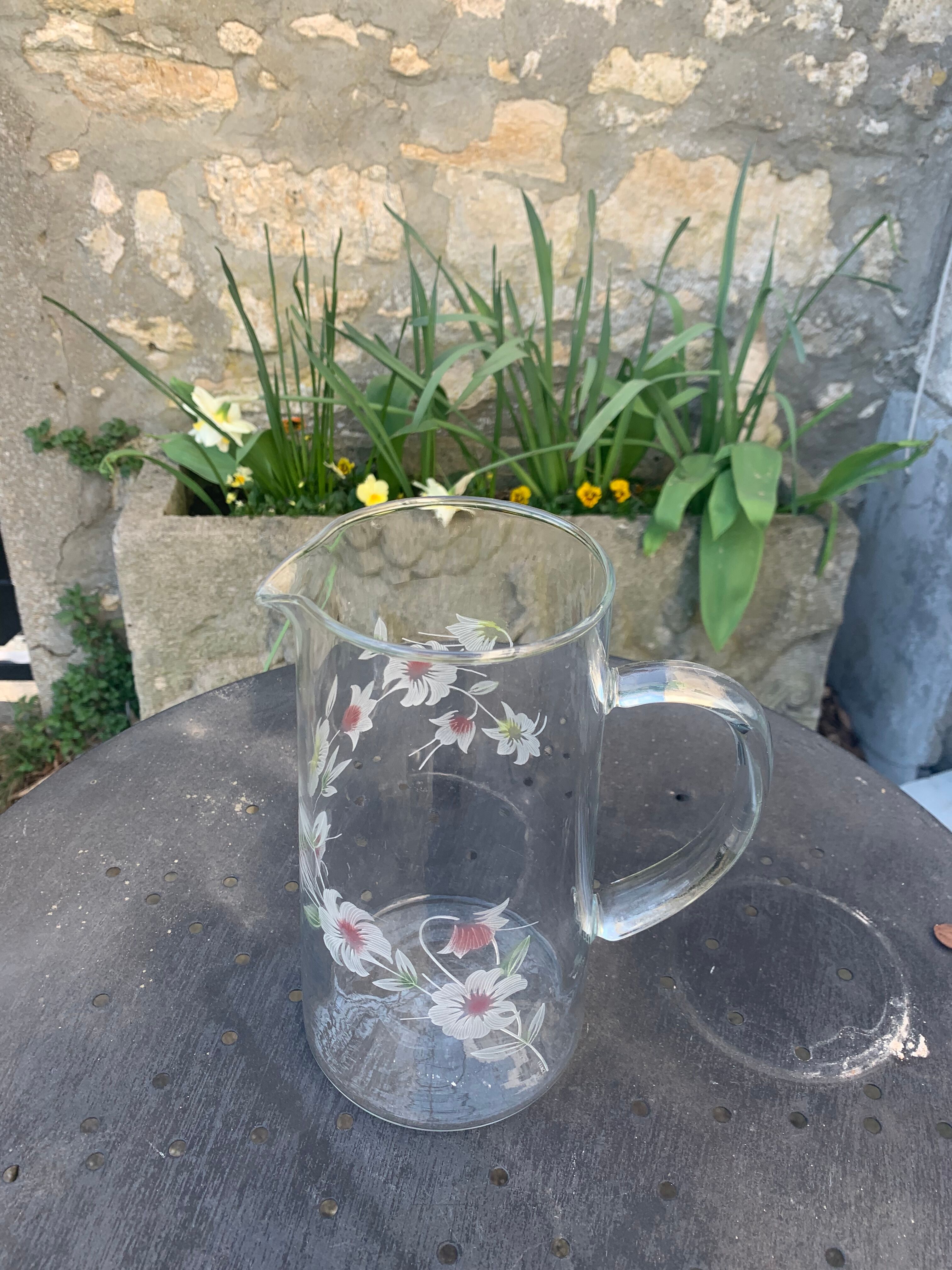 Carafe à orangeade avec des fleurs gravées ancienne