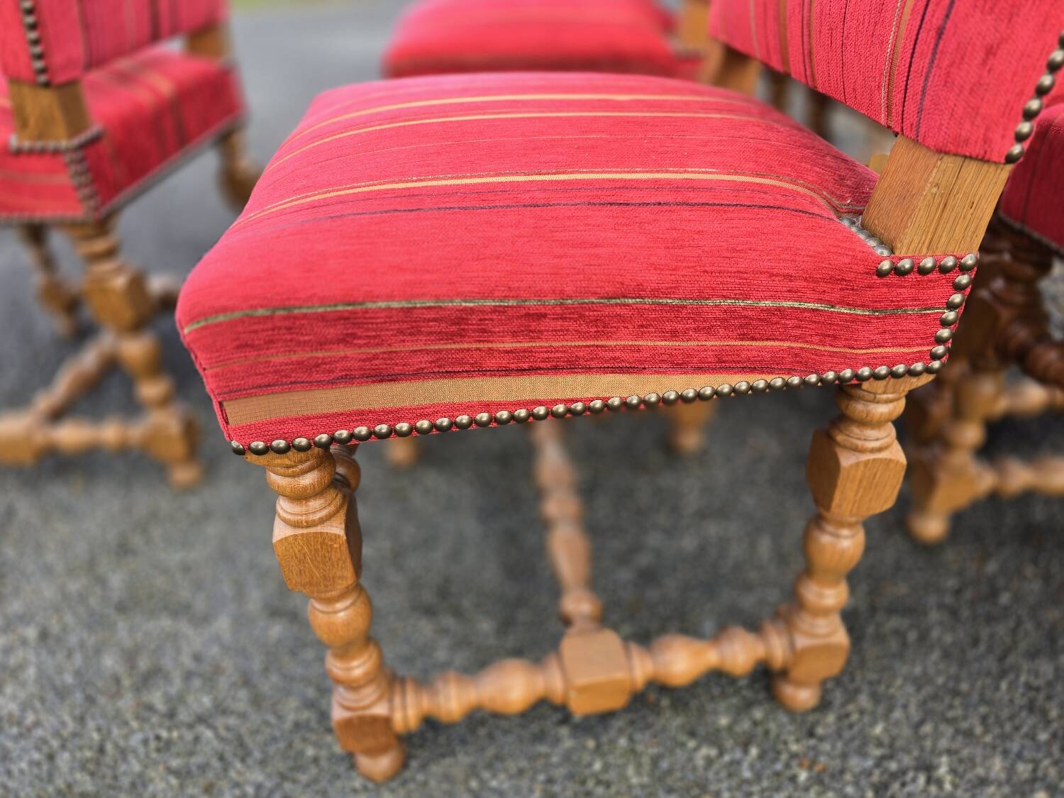 Série de six chaises  Louis  XIII en chêne