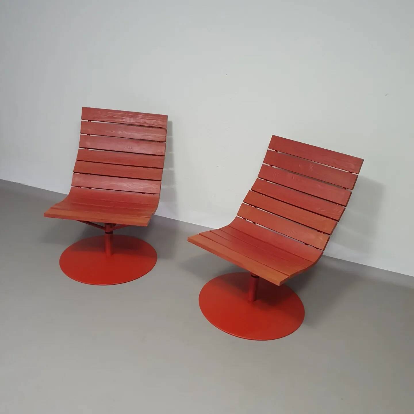 Marcus Arvonen pour Ikea (PS 2009) - 2 fauteuils pivotants Brygga rouges