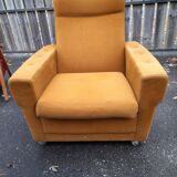 Paire de fauteuils des années 70 en velour ocre