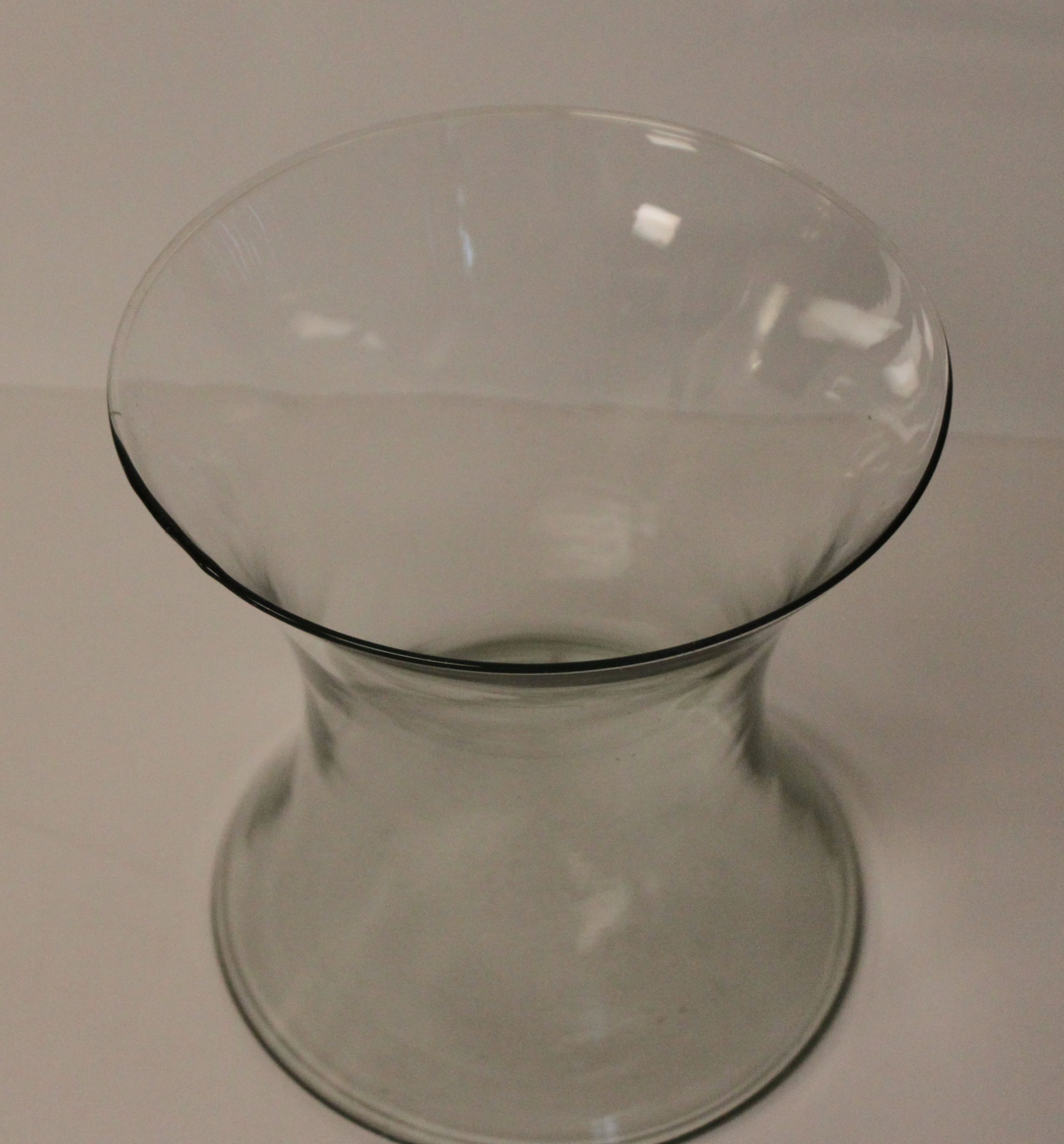 Transparent diabolo-shaped tealight vase