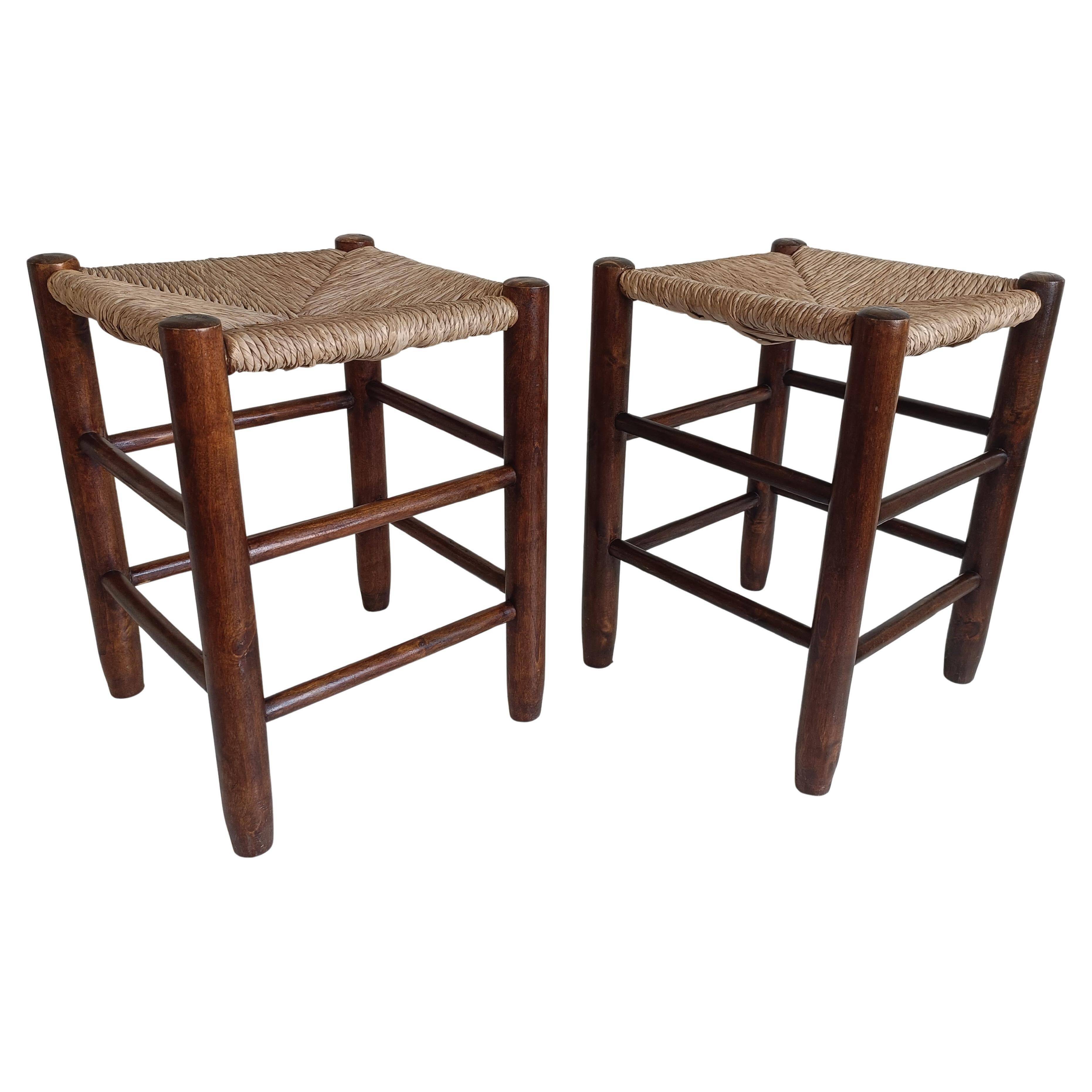 Style Charlotte Perriand, paire de tabourets en bois rustique et paille, France, vers 1950.