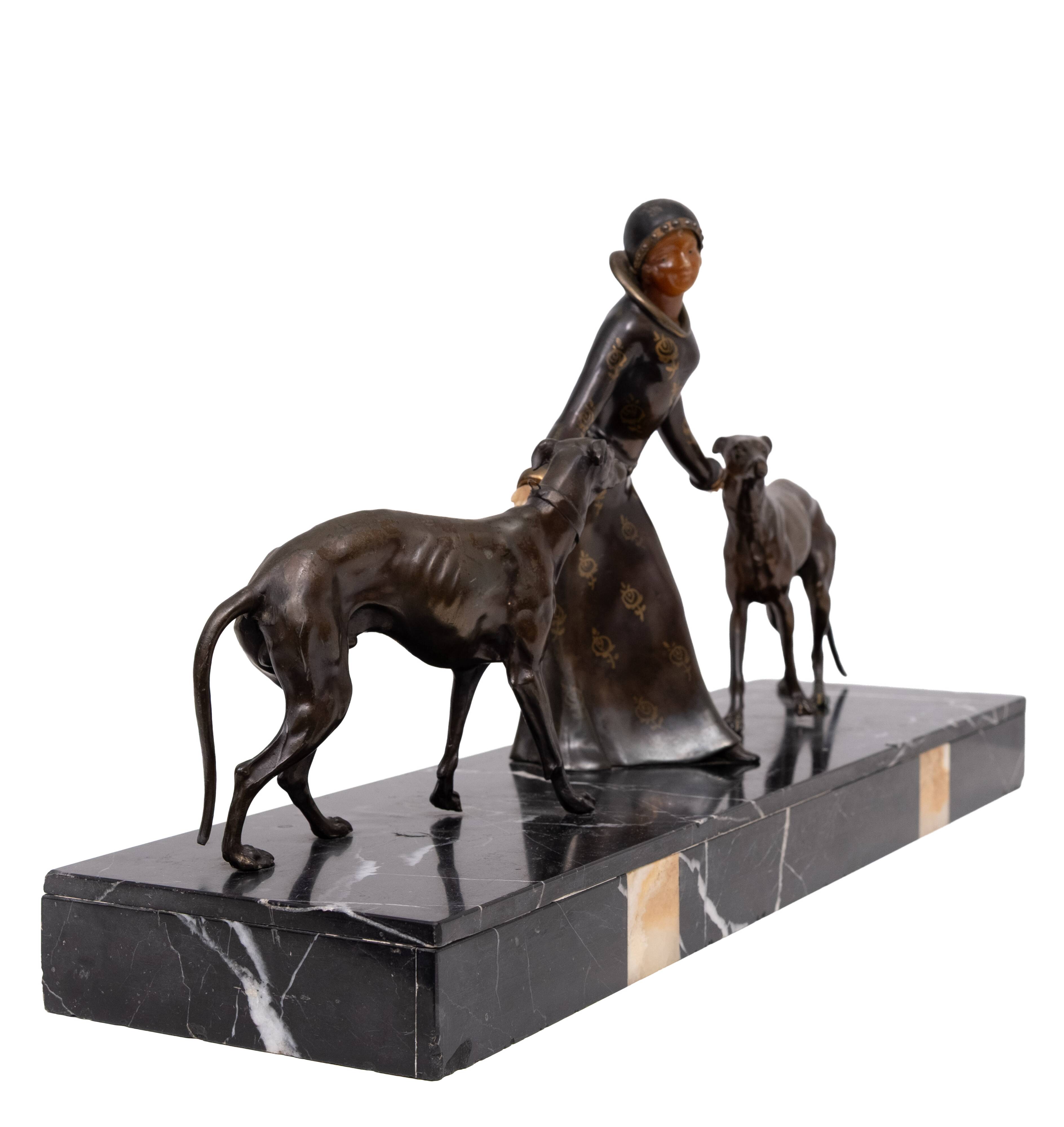 Sculpture Art Déco d'une femme avec des lévriers 1920/30 France