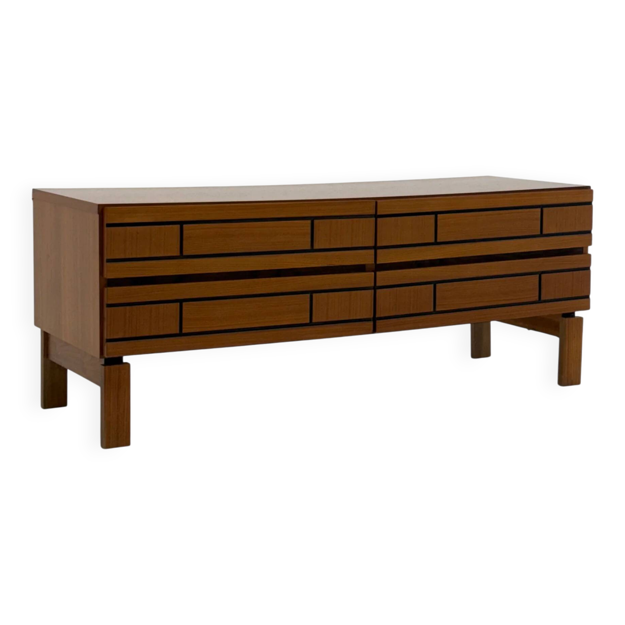Buffet bas en bois italien avec des lignes noires graphiques.