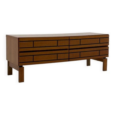 Buffet bas en bois italien avec des lignes noires graphiques.