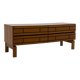 Buffet bas en bois italien avec des lignes noires graphiques.