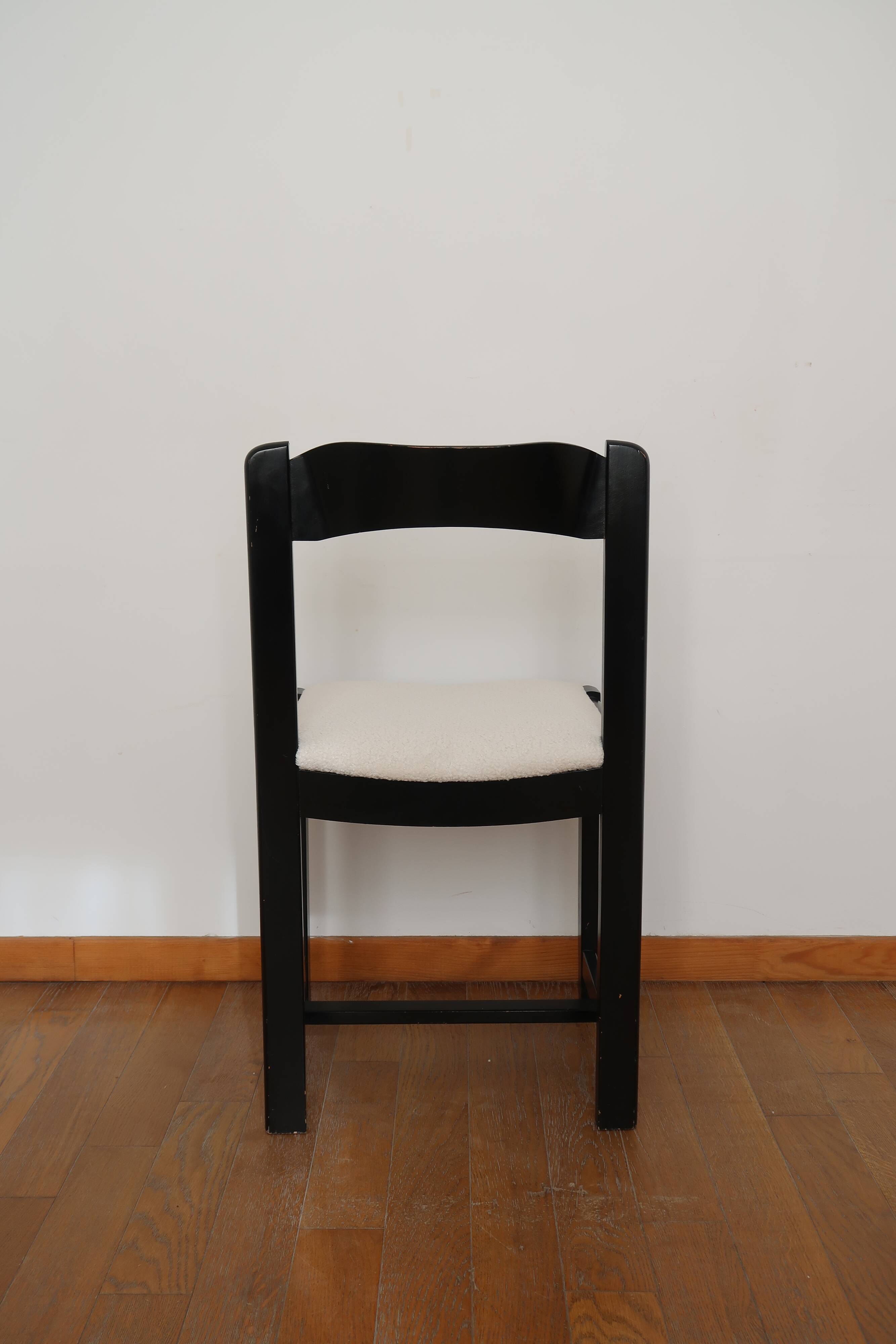 6 black lacquered and terry chairs