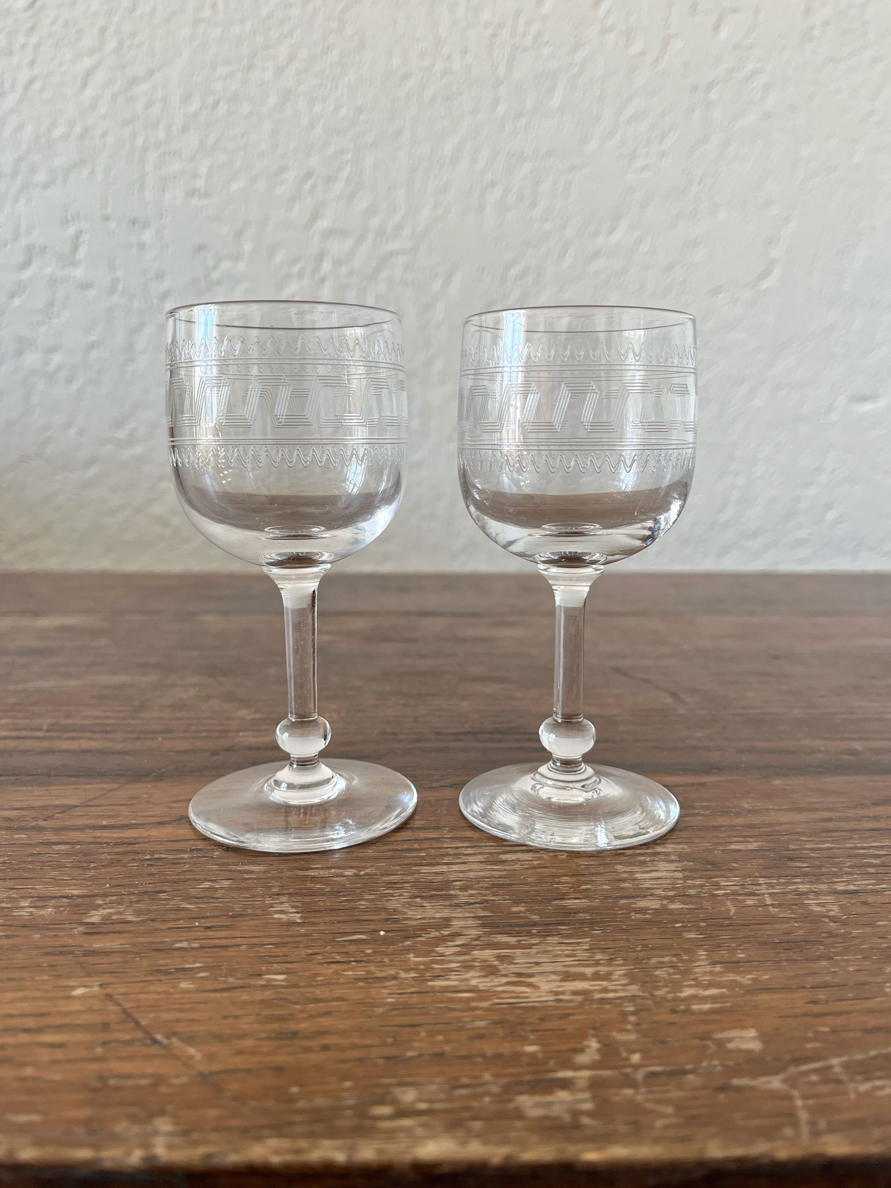 2 antique white wine glasses in crystal frieze engraved XIXth