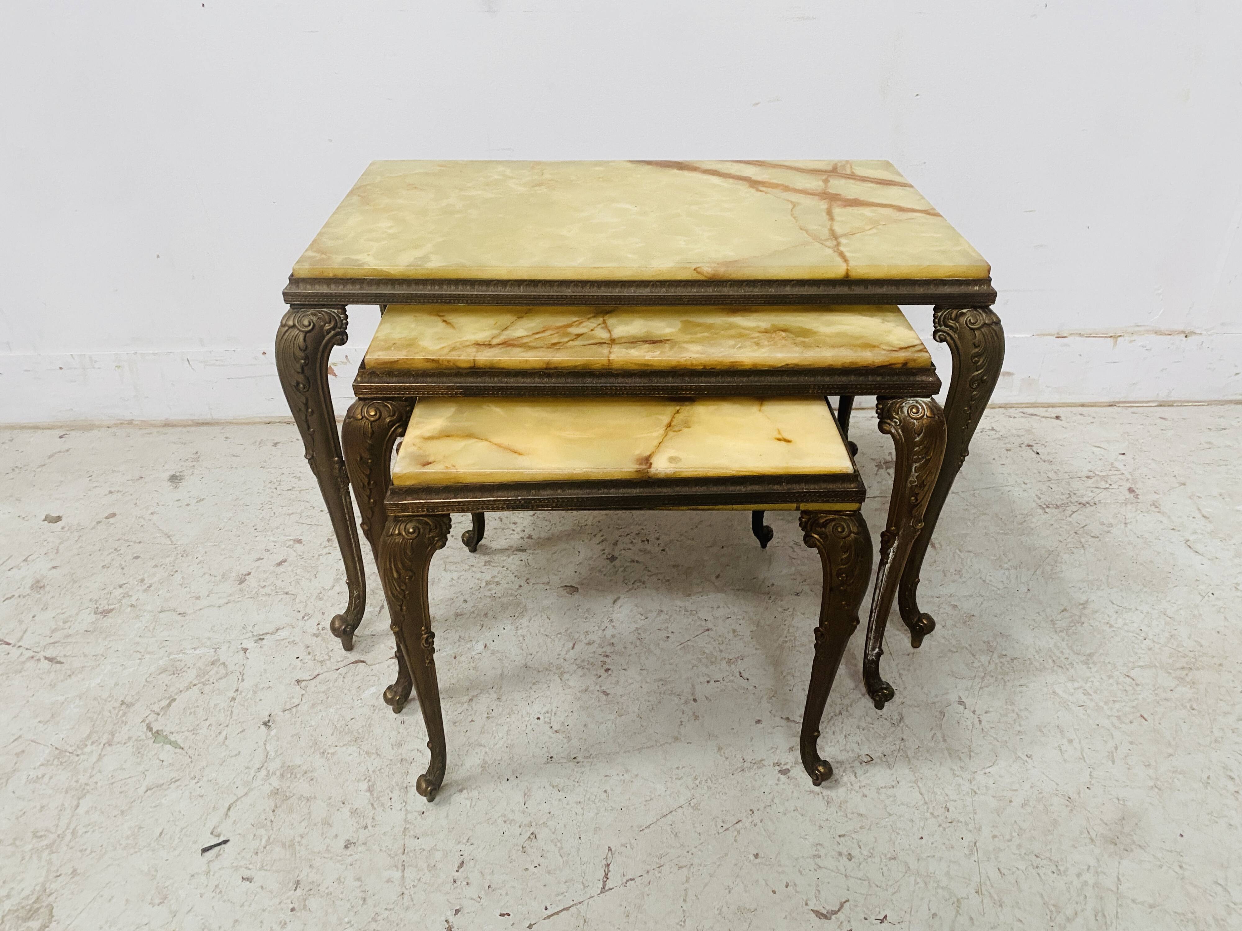 Set of three nesting tables in onyx and brass, 20th century.