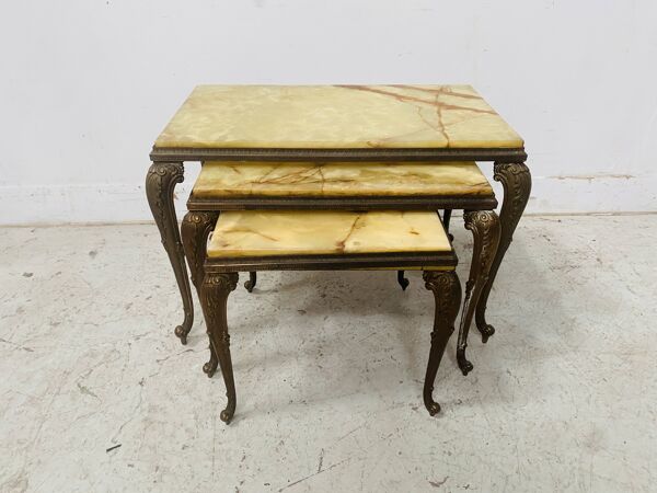 Suite de trois tables gigognes en onyx et laiton XX siècle