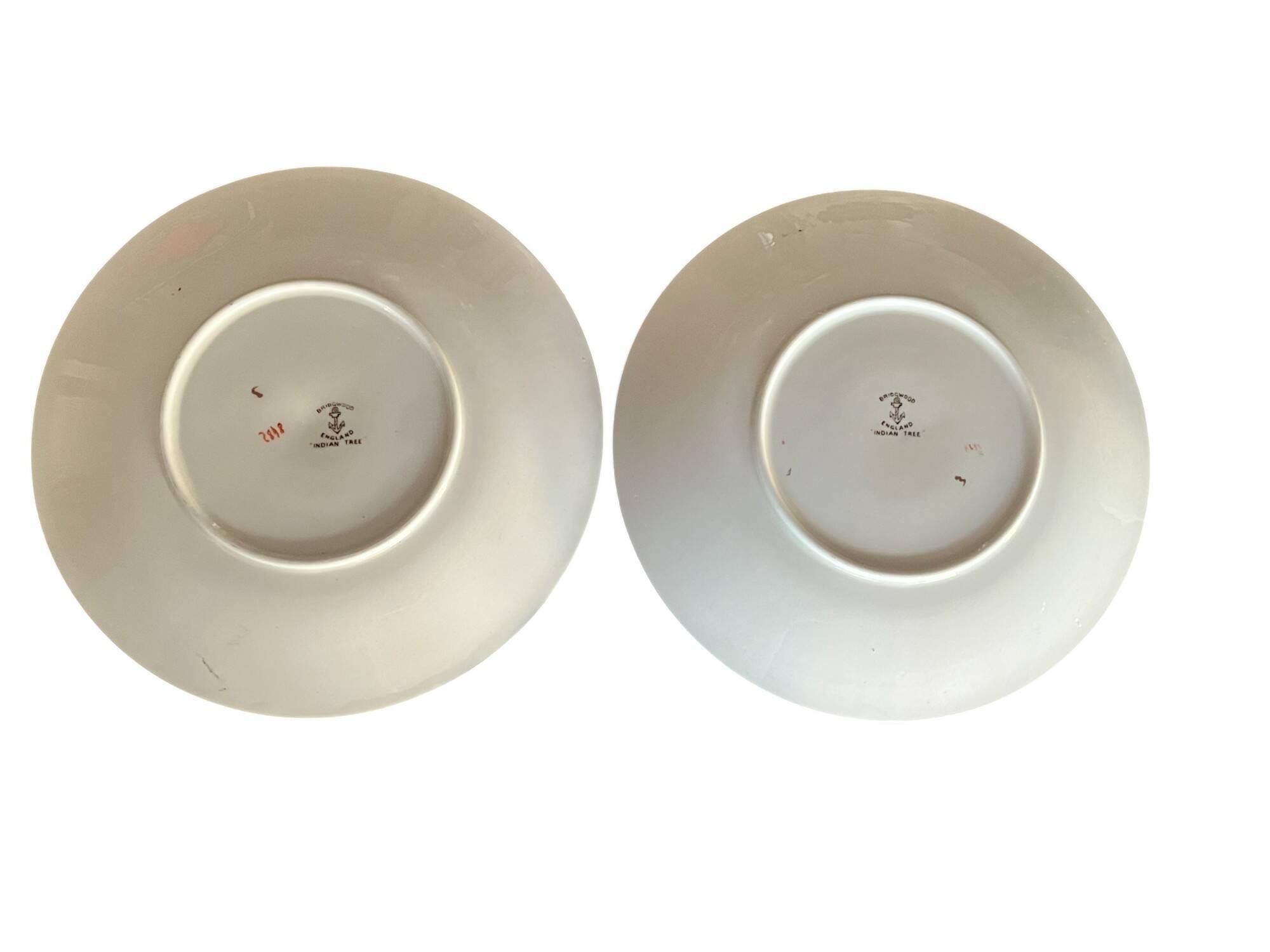 Two English porcelain plates by Bridgewood from the 20th century.