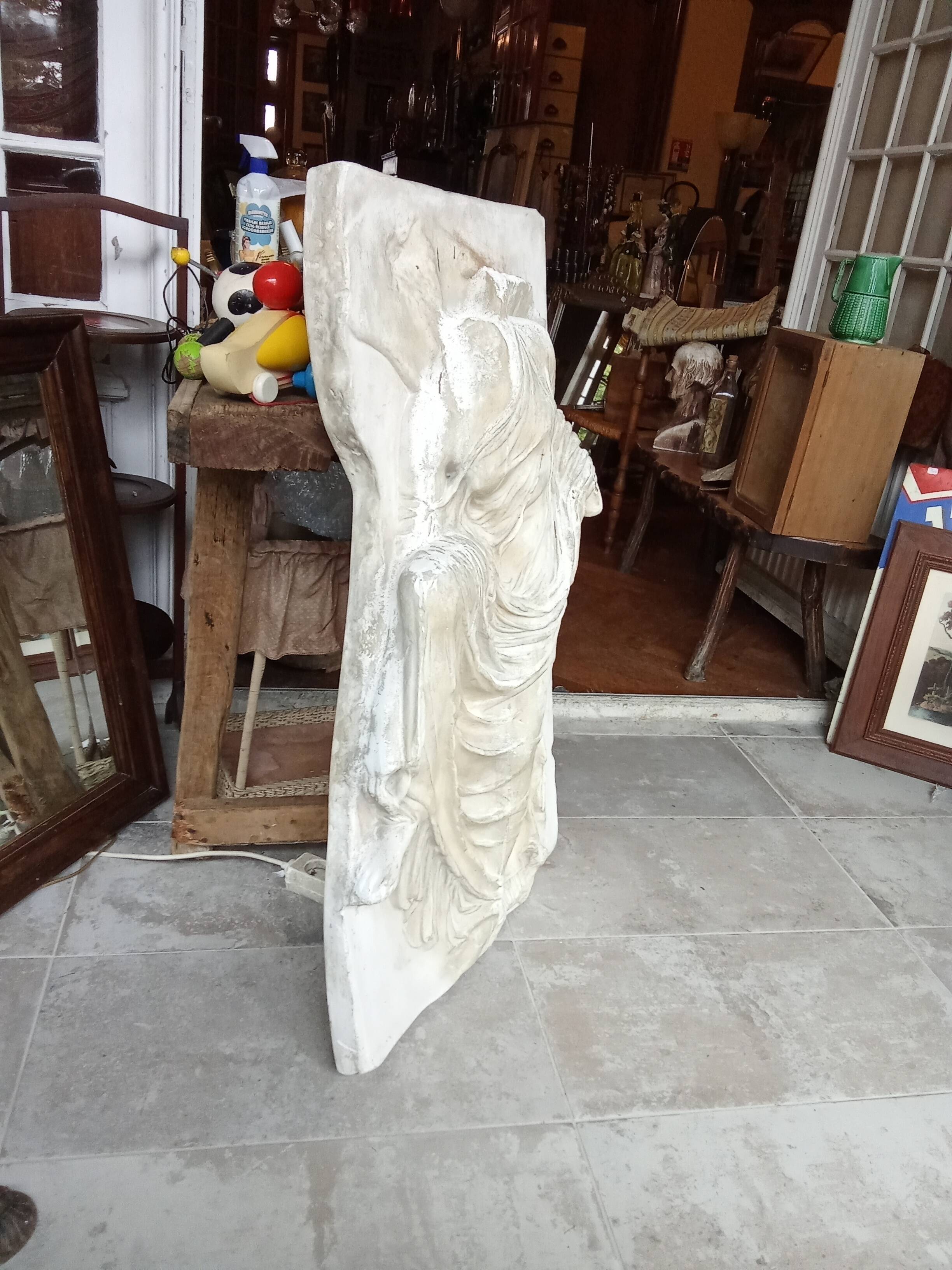Ancien bas relief sculpture en plâtre Déesse Nike