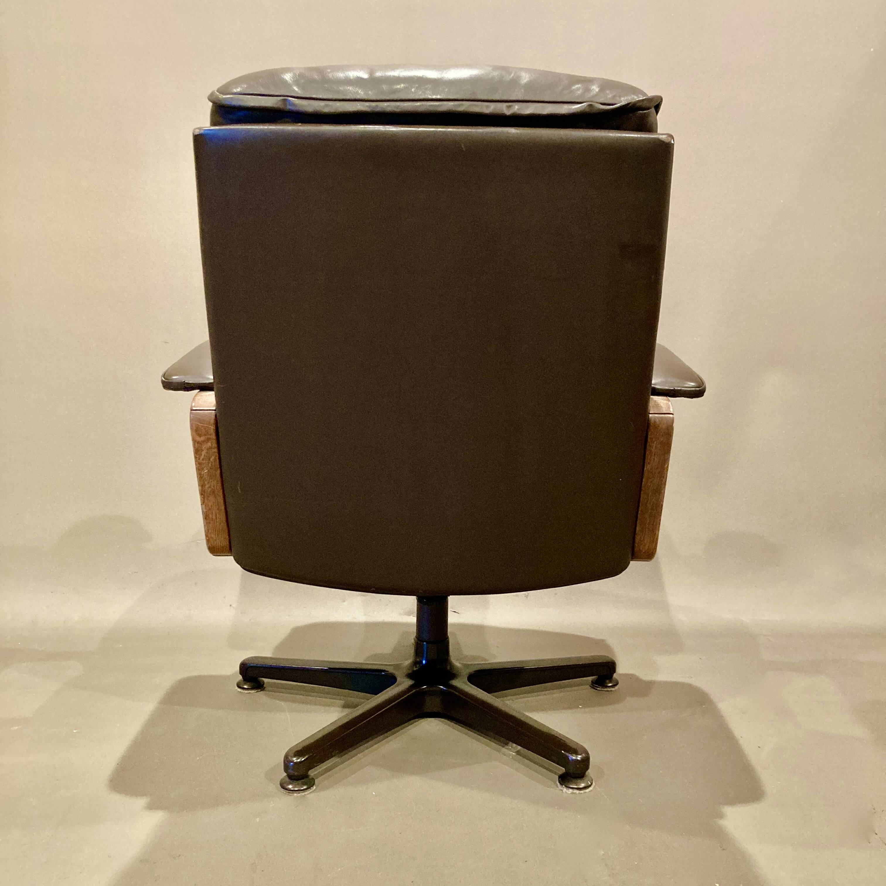 Fauteuil et ottoman en cuir, 1960