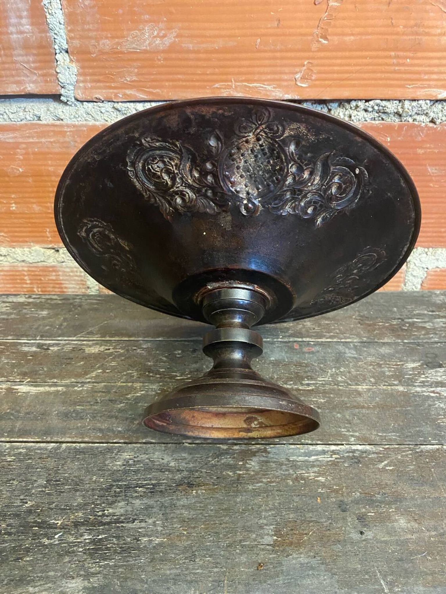 Coupe à Fruits Ancienne Plat En Métal Bordeaux Décor Moulé Vintage #D6