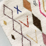 Tapis berbère marocain azilal écru à motifs multicolores 143x96cm