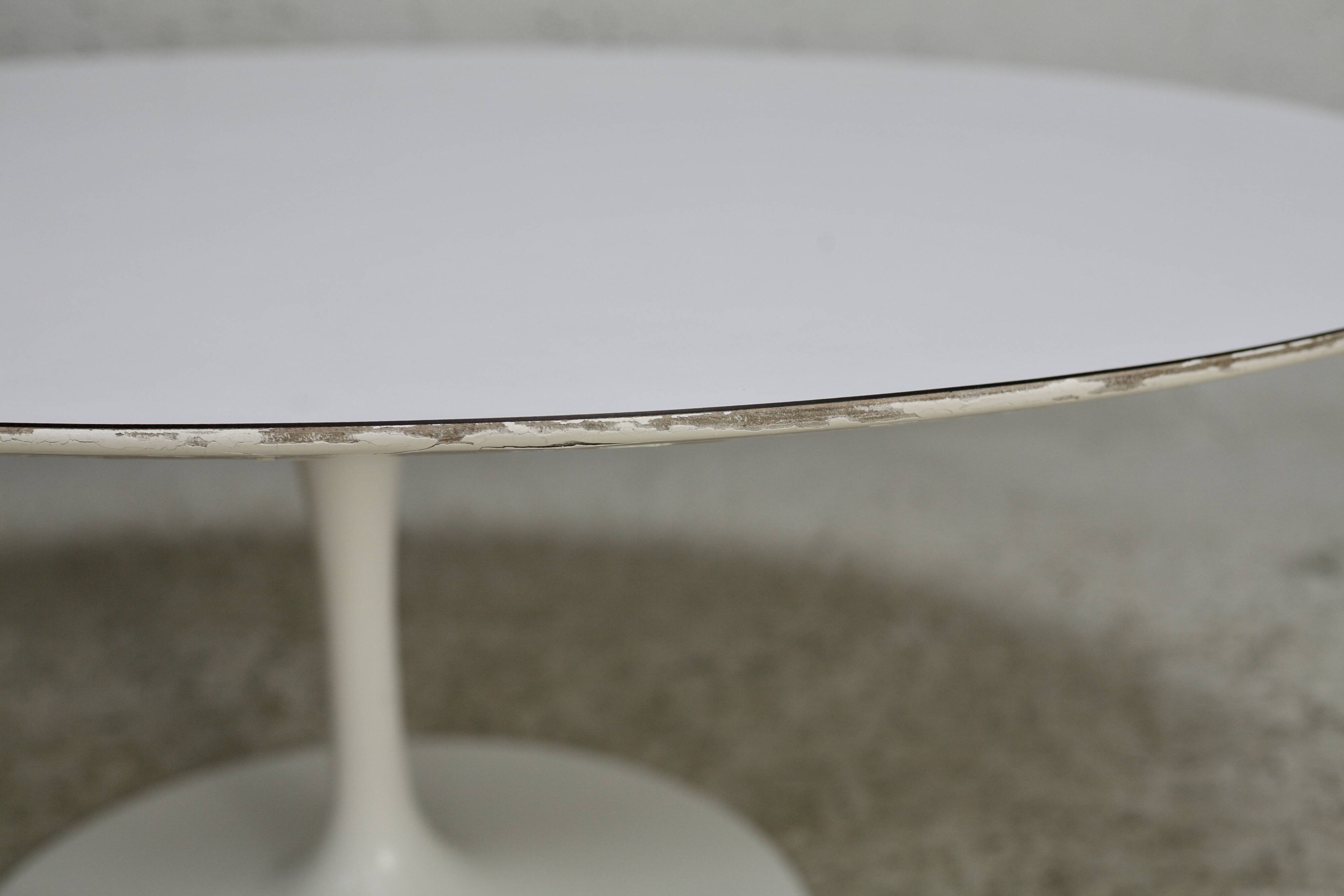 Knoll coffee table, Eero Saarinen, "tulip" model, white melamine wood. Signed, USA, circa 1960