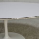 Knoll coffee table, Eero Saarinen, "tulip" model, white melamine wood. Signed, USA, circa 1960