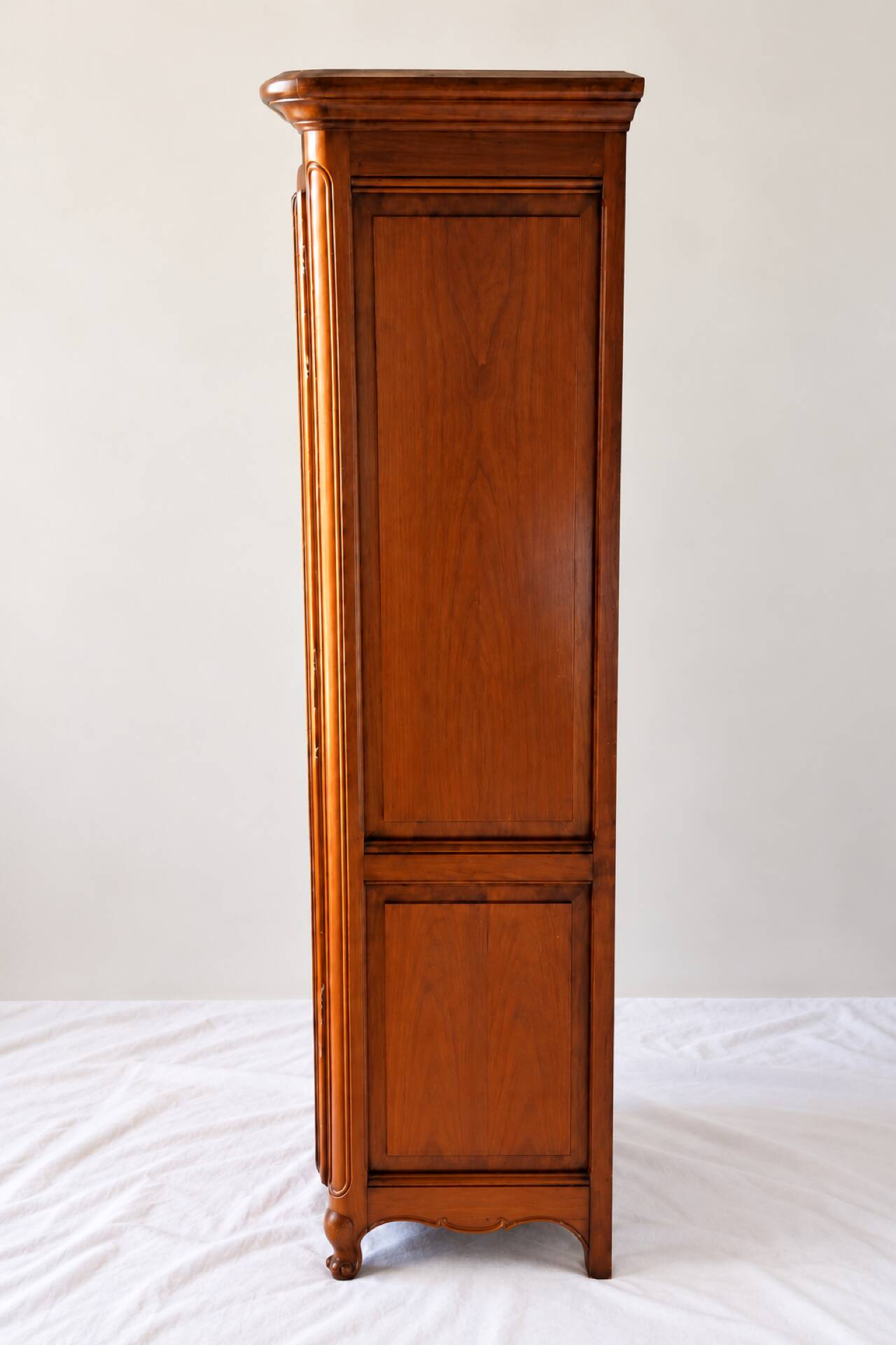 Linen cupboard in cherry wood in Louis XV style with two doors.