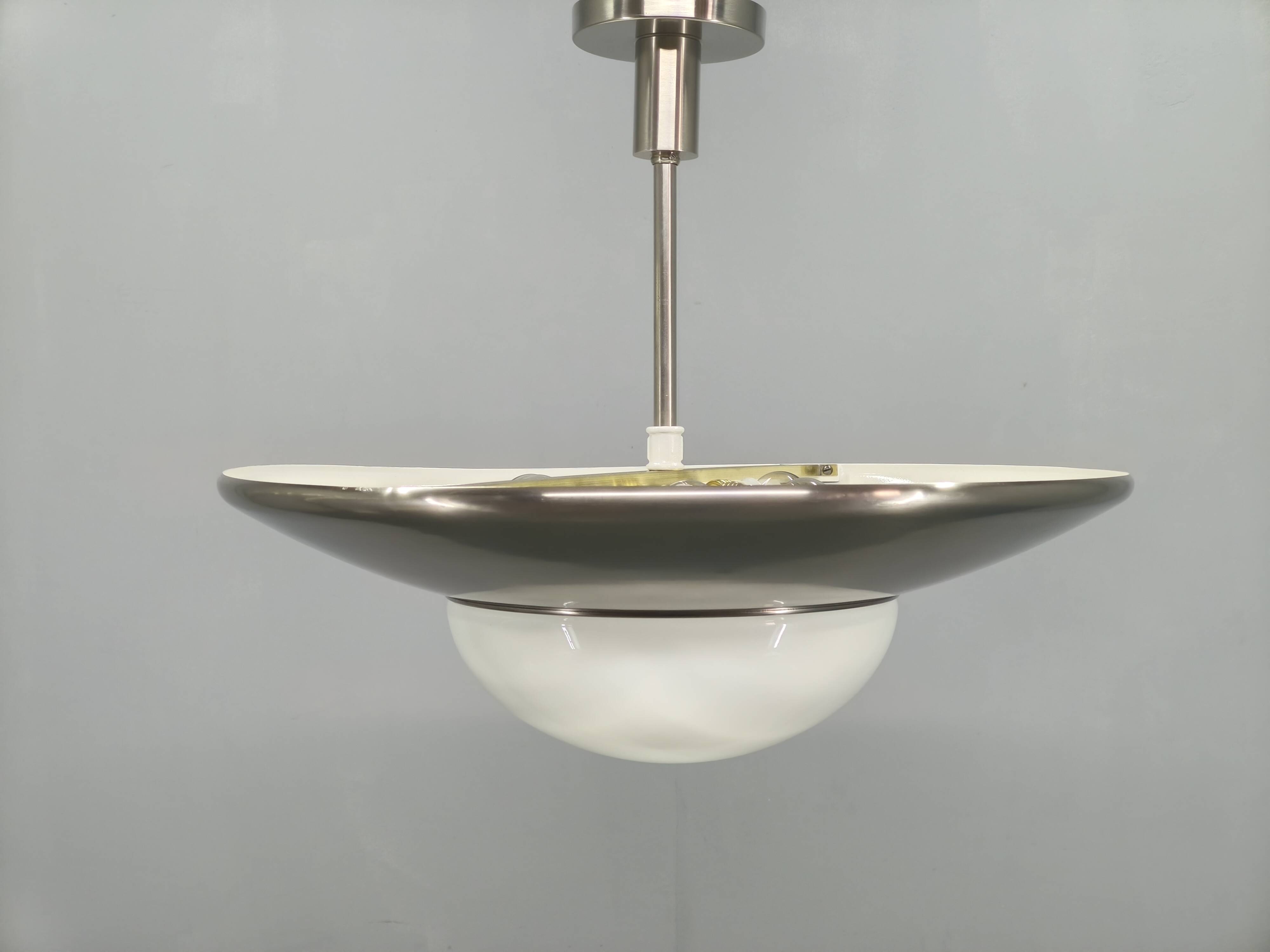 Suspension Bauhaus en nickel et verre, Tchécoslovaquie des années 1930