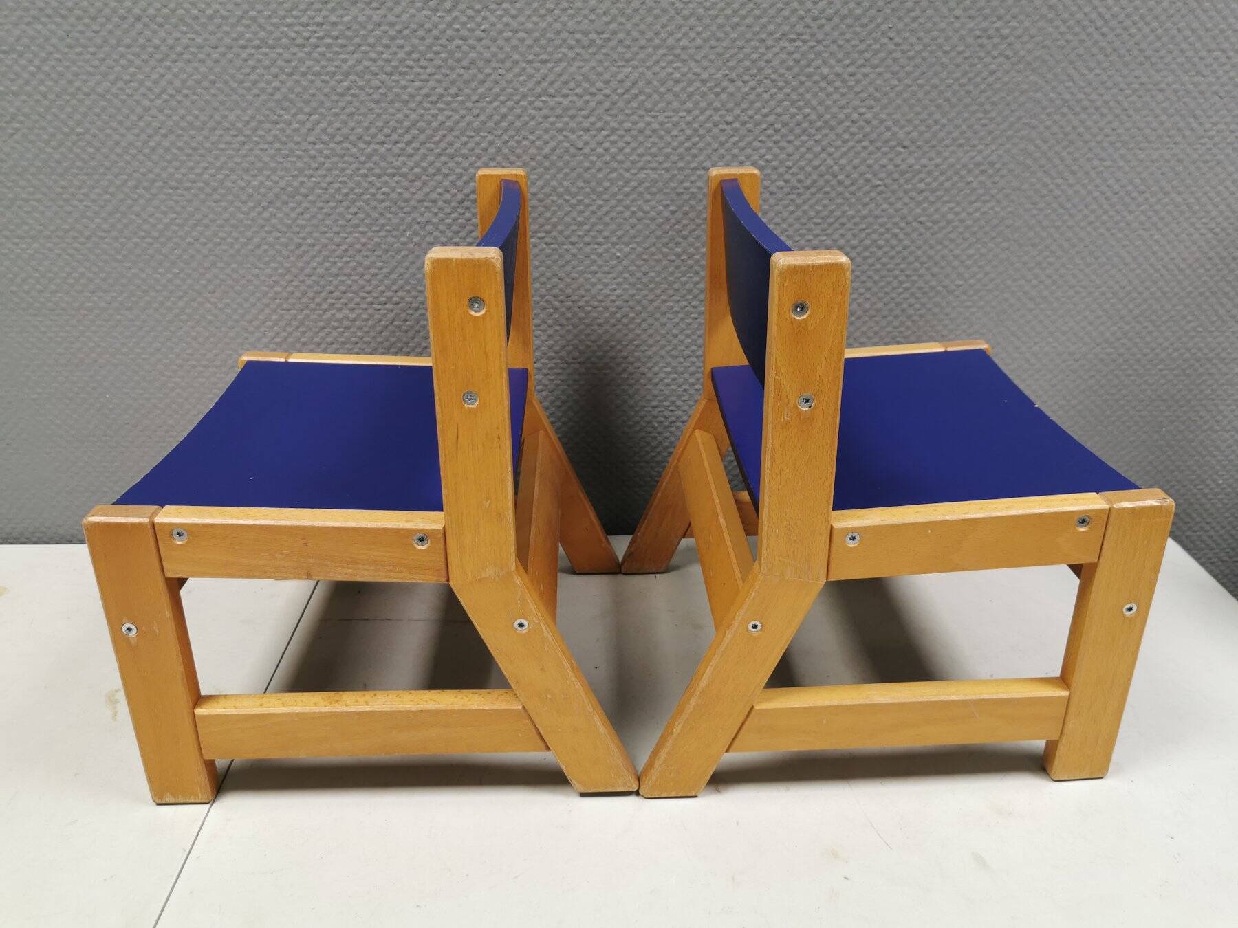Brio children's chairs in light wood with blue lacquered seat and backrest