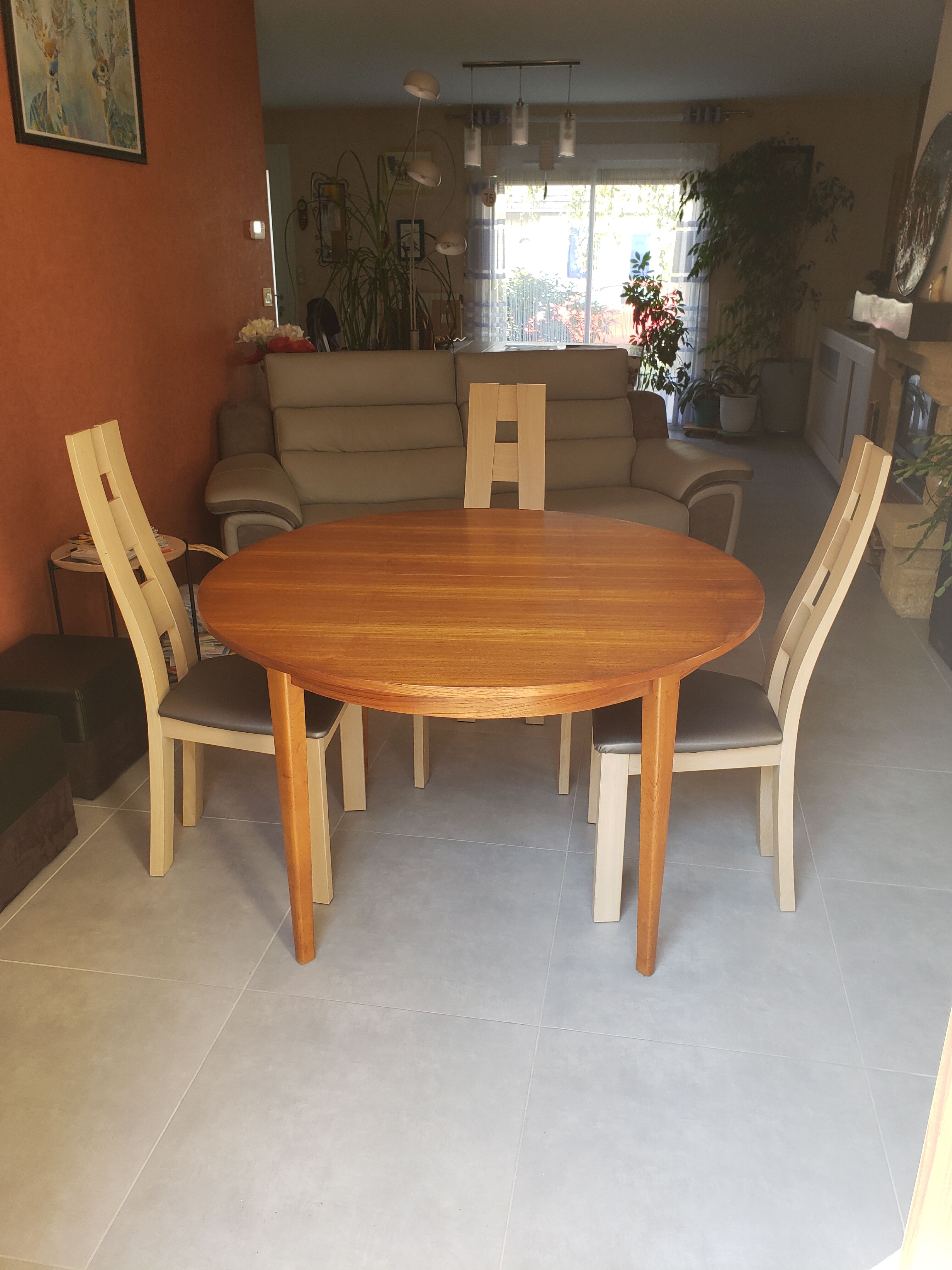 Round extendable teak dining table from the 60s
