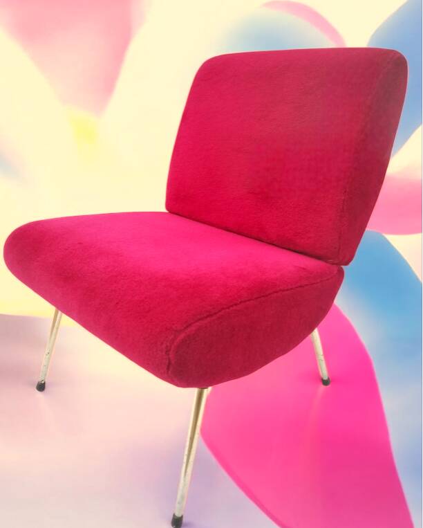 Vintage "Kiss" raspberry armchair